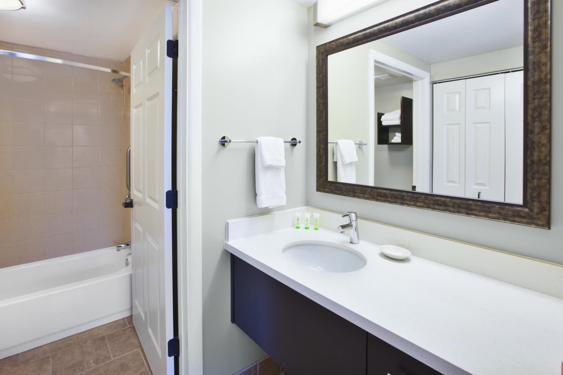 Staybridge Suites Cleveland Mayfield Heights Beachwood by IHG interior in Mayfield Heights, OH — gallery photo 2