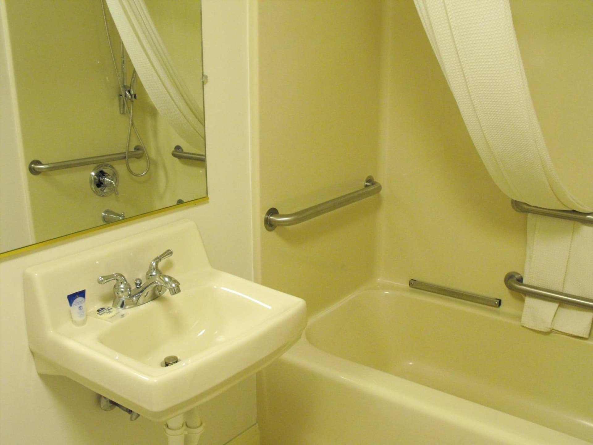 Americas Best Value Inn Three Rivers gallery photo in Three Rivers, MI — image 33
