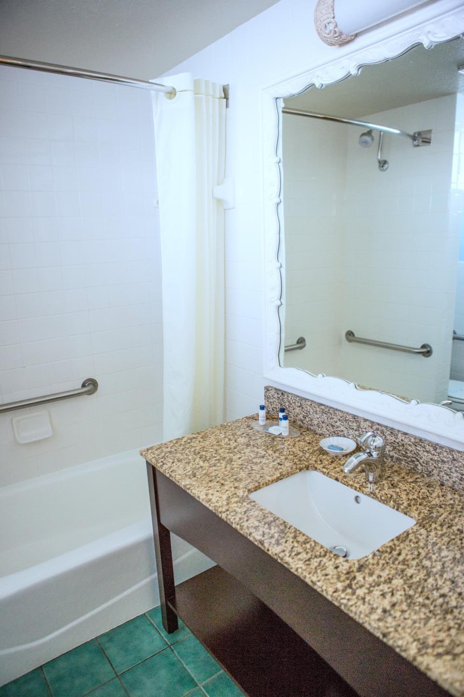 Best Western Plus Yacht Harbor Inn interior in Dunedin, FL — gallery photo 2