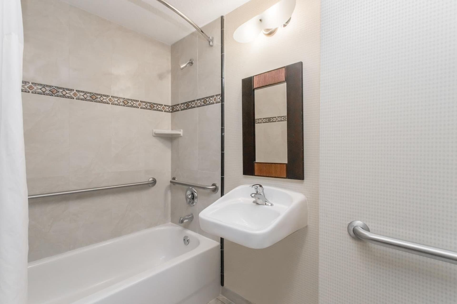 Days Inn & Suites by Wyndham Fort Pierce I-95 gallery photo in Fort Pierce, FL — image 12