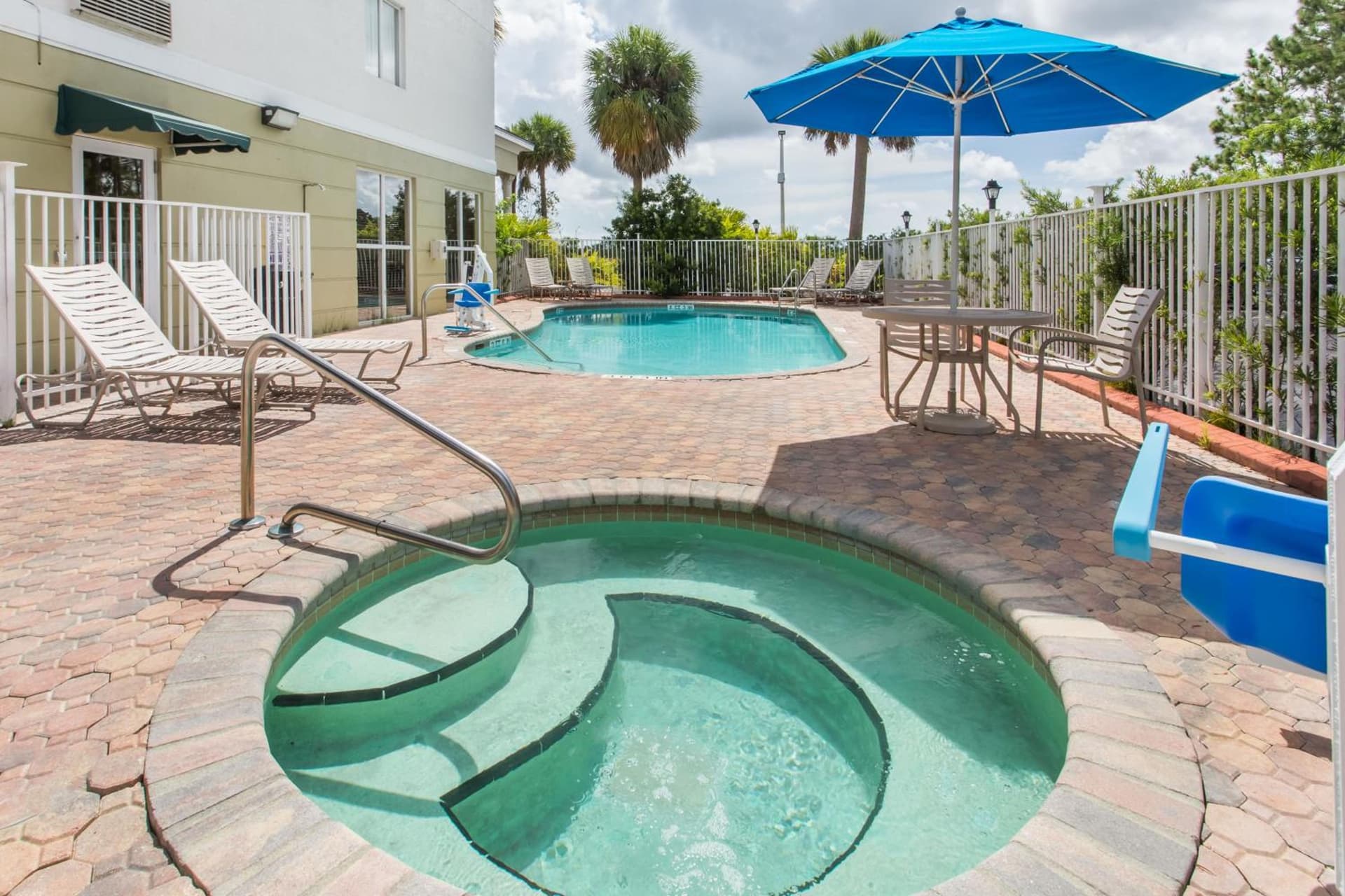 Days Inn & Suites by Wyndham Fort Pierce I-95 gallery photo in Fort Pierce, FL — image 8