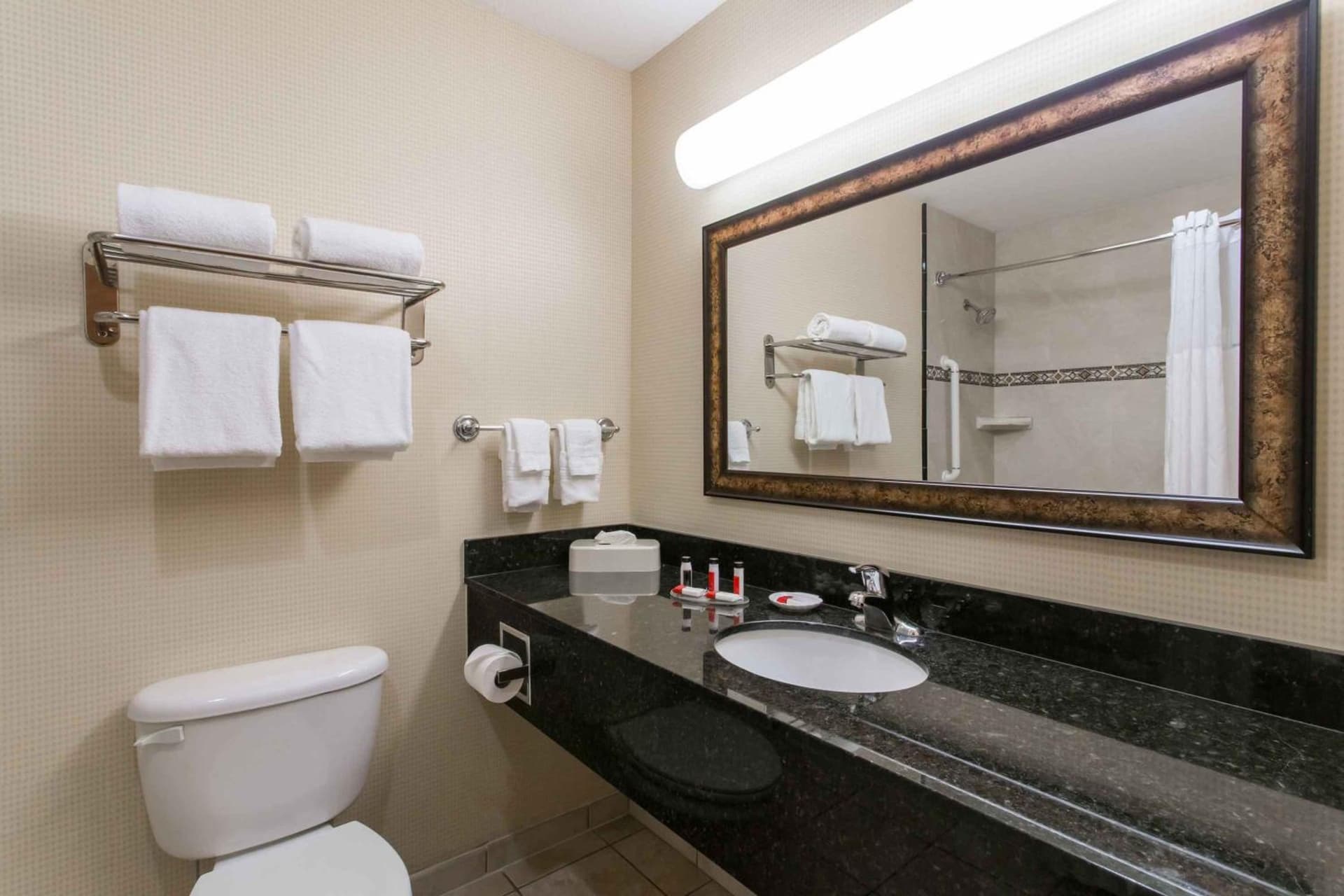 Days Inn & Suites by Wyndham Fort Pierce I-95 gallery photo in Fort Pierce, FL — image 27