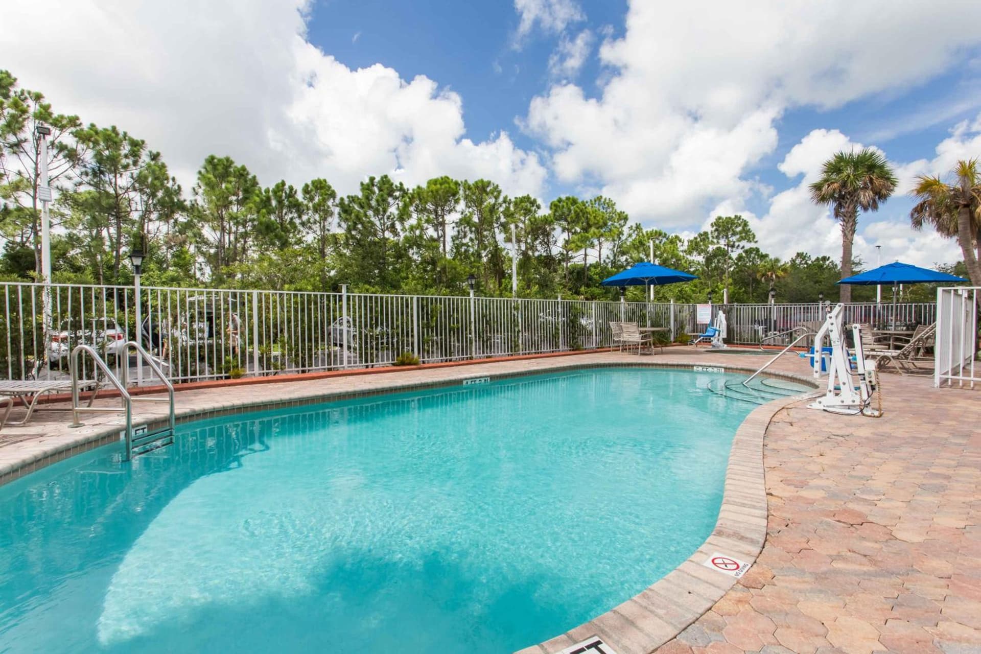 Days Inn & Suites by Wyndham Fort Pierce I-95 gallery photo in Fort Pierce, FL — image 13