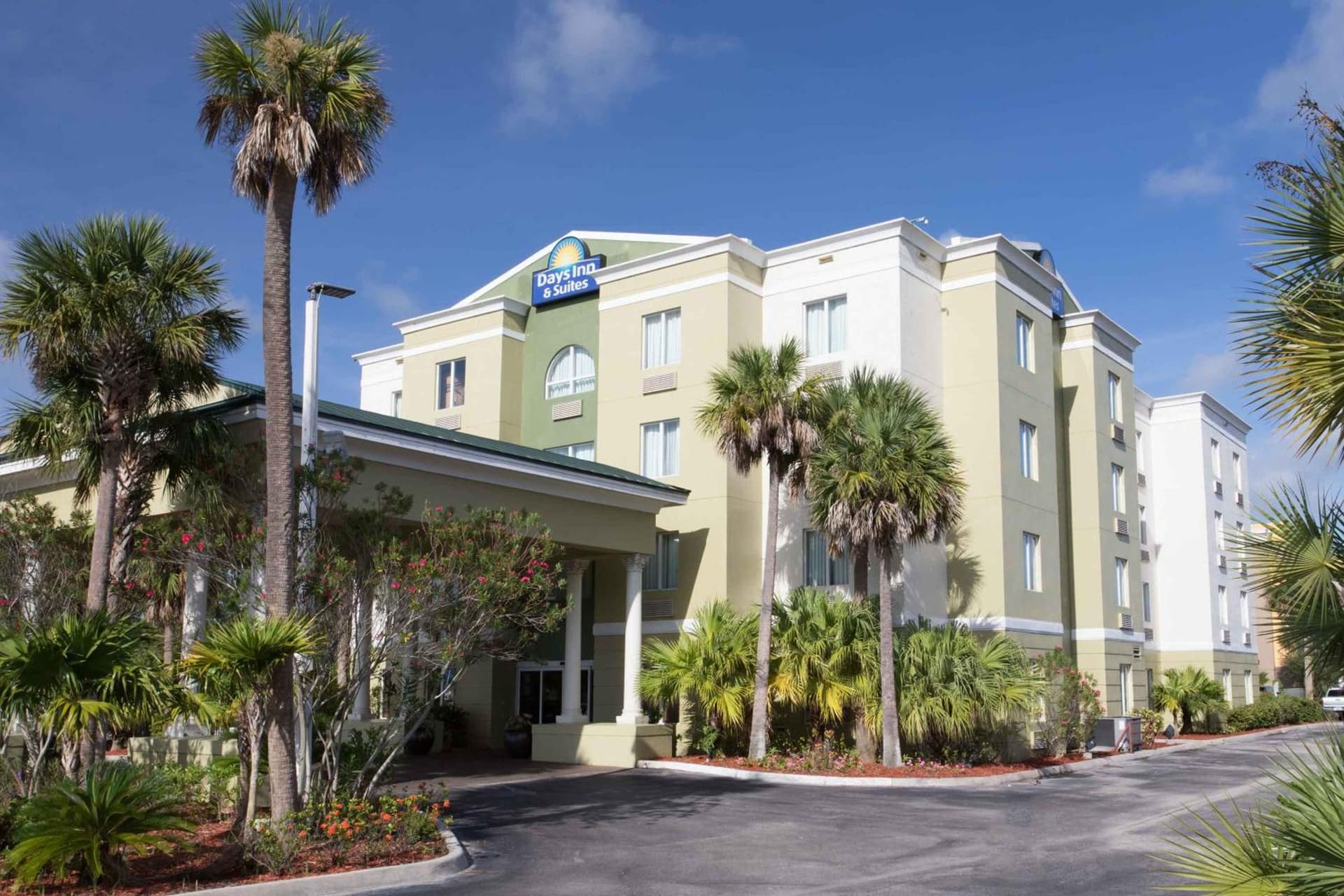 Days Inn & Suites by Wyndham Fort Pierce I-95 gallery photo in Fort Pierce, FL — image 24