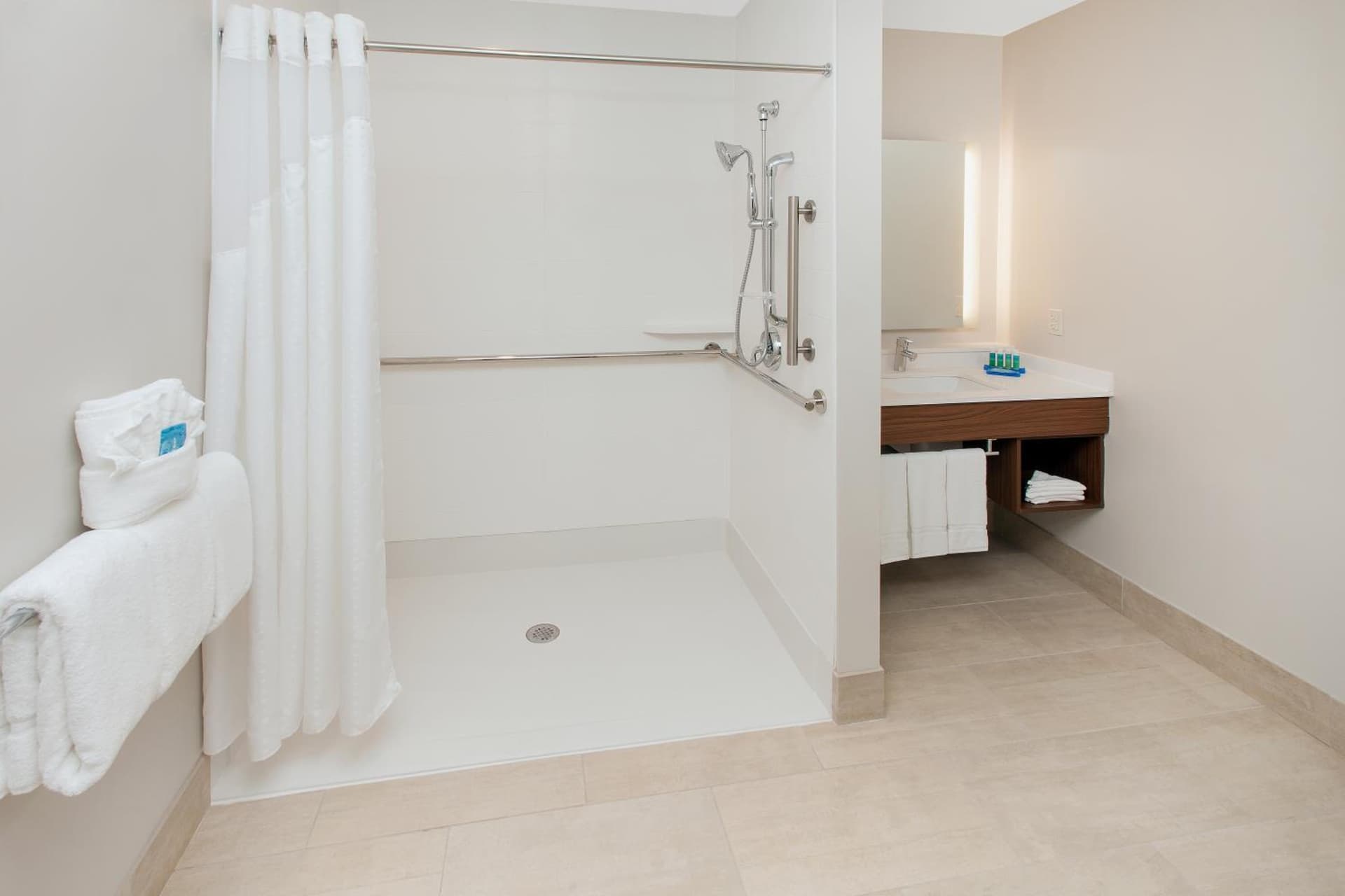 Holiday Inn Express & Suites - Sterling Heights-Detroit Area by IHG interior in Sterling Heights, MI — gallery photo 2