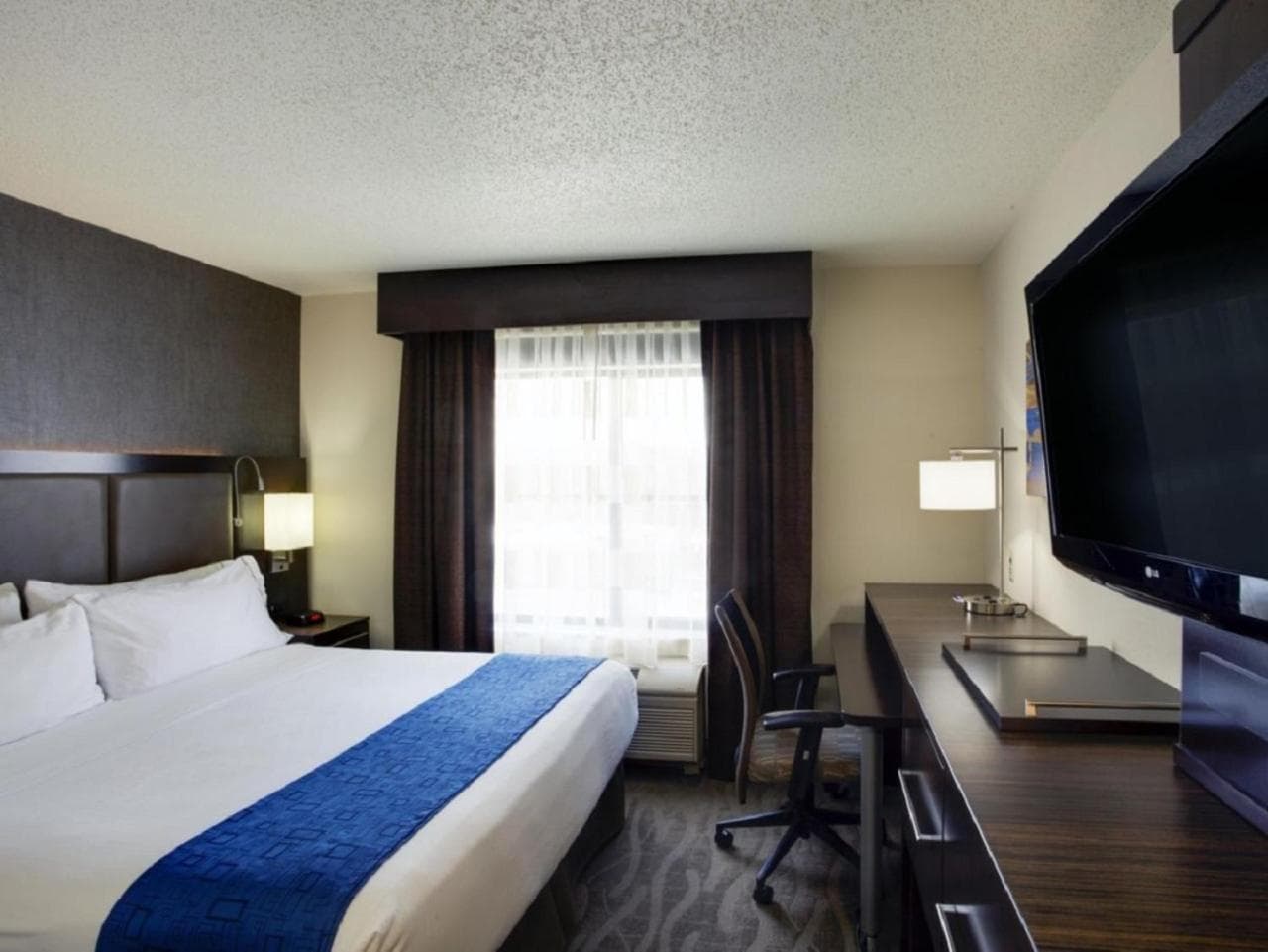 Holiday Inn Express Hotel & Suites Meadowlands Area by IHG property views in Carlstadt, NJ — gallery photo 3