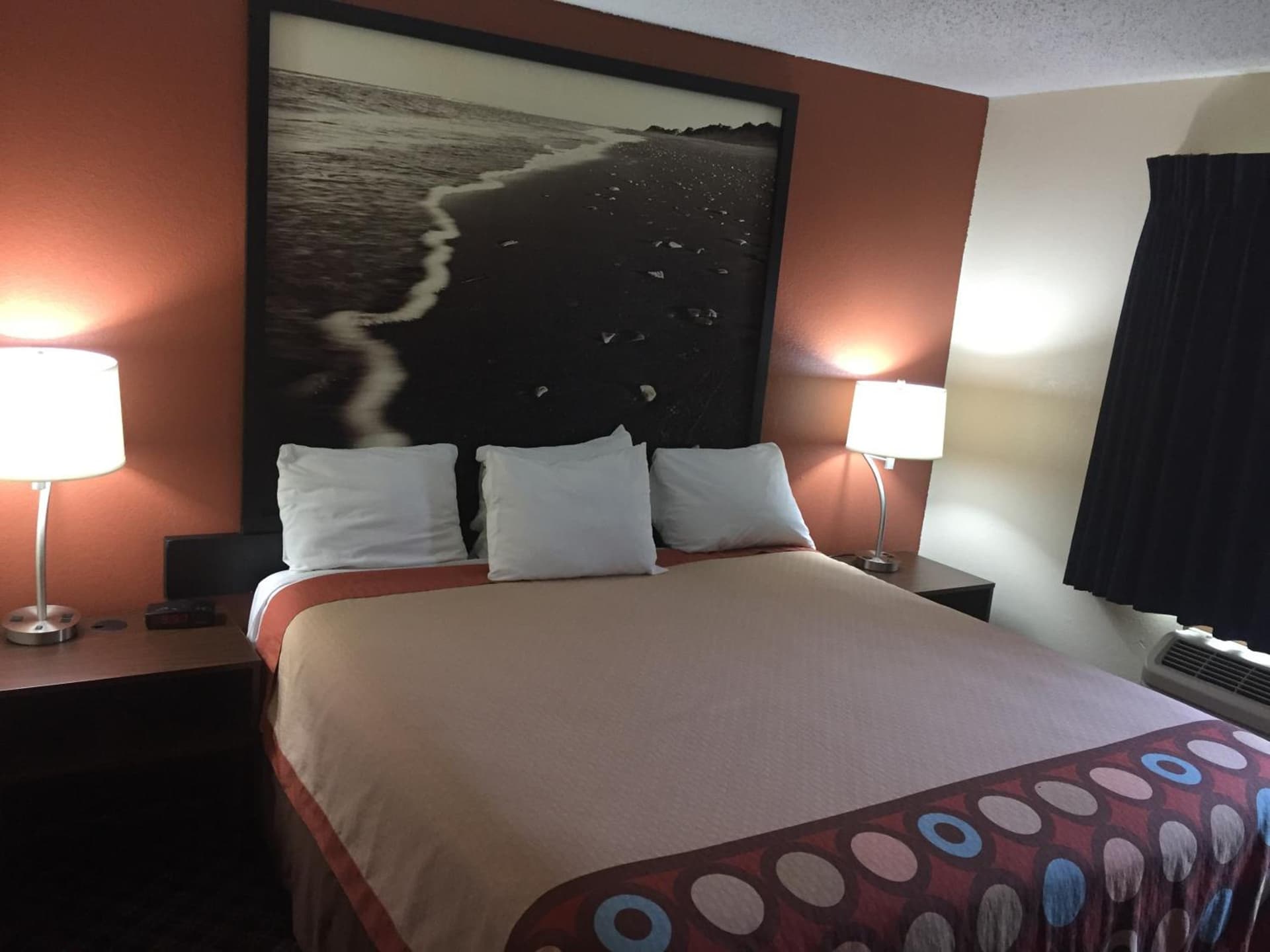 Super 8 by Wyndham College Station gallery photo in College Station, TX — image 30