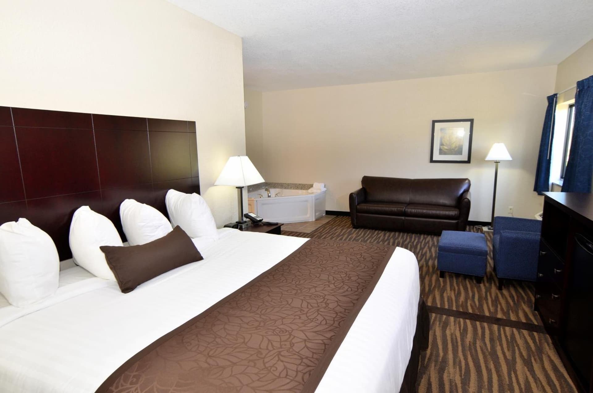 Cornerstone Inn & Suites Oelwein interior in Oelwein, IA — gallery photo 2