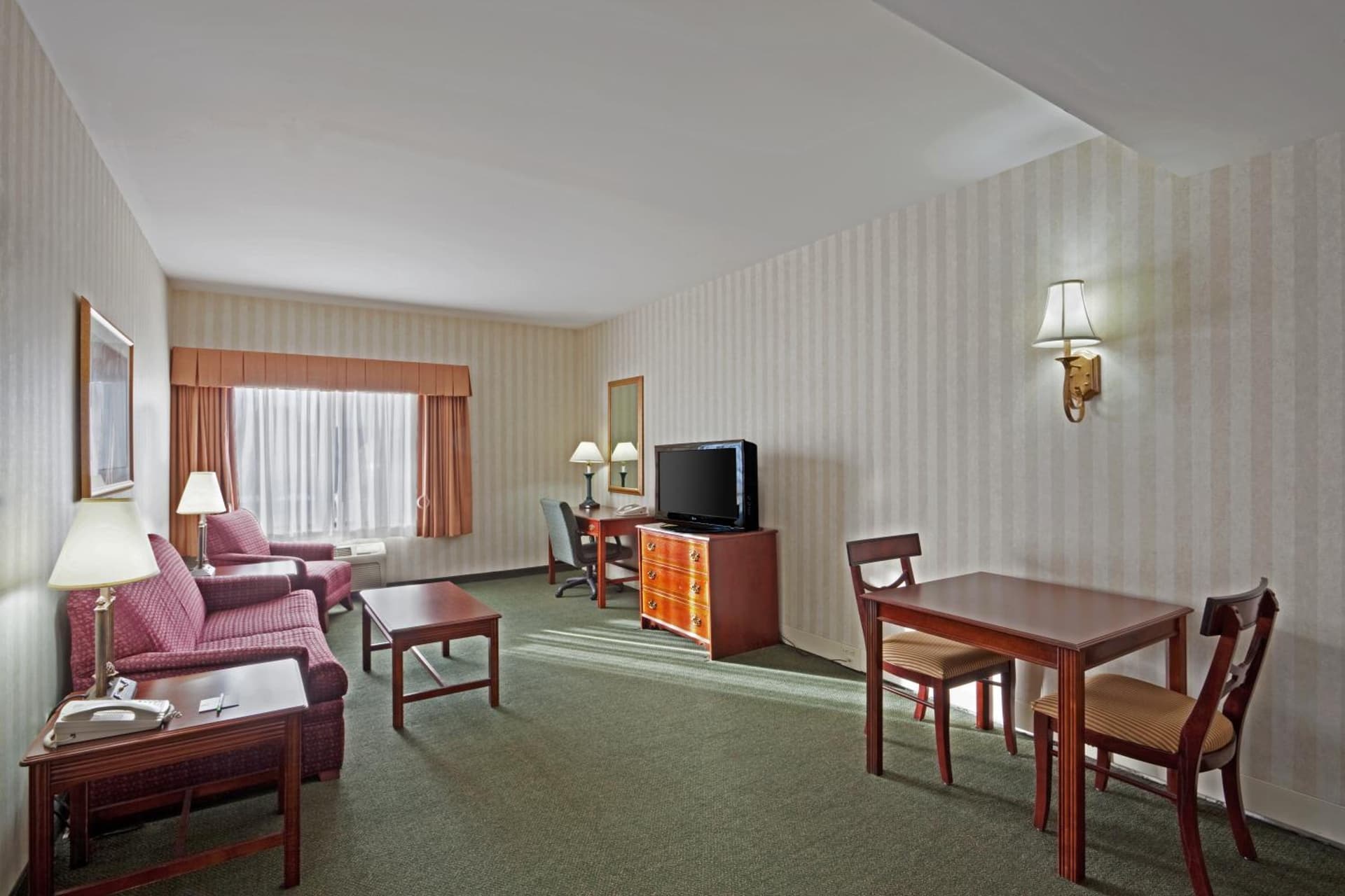 Holiday Inn Manchester Airport by IHG gallery photo in Manchester, NH — image 10