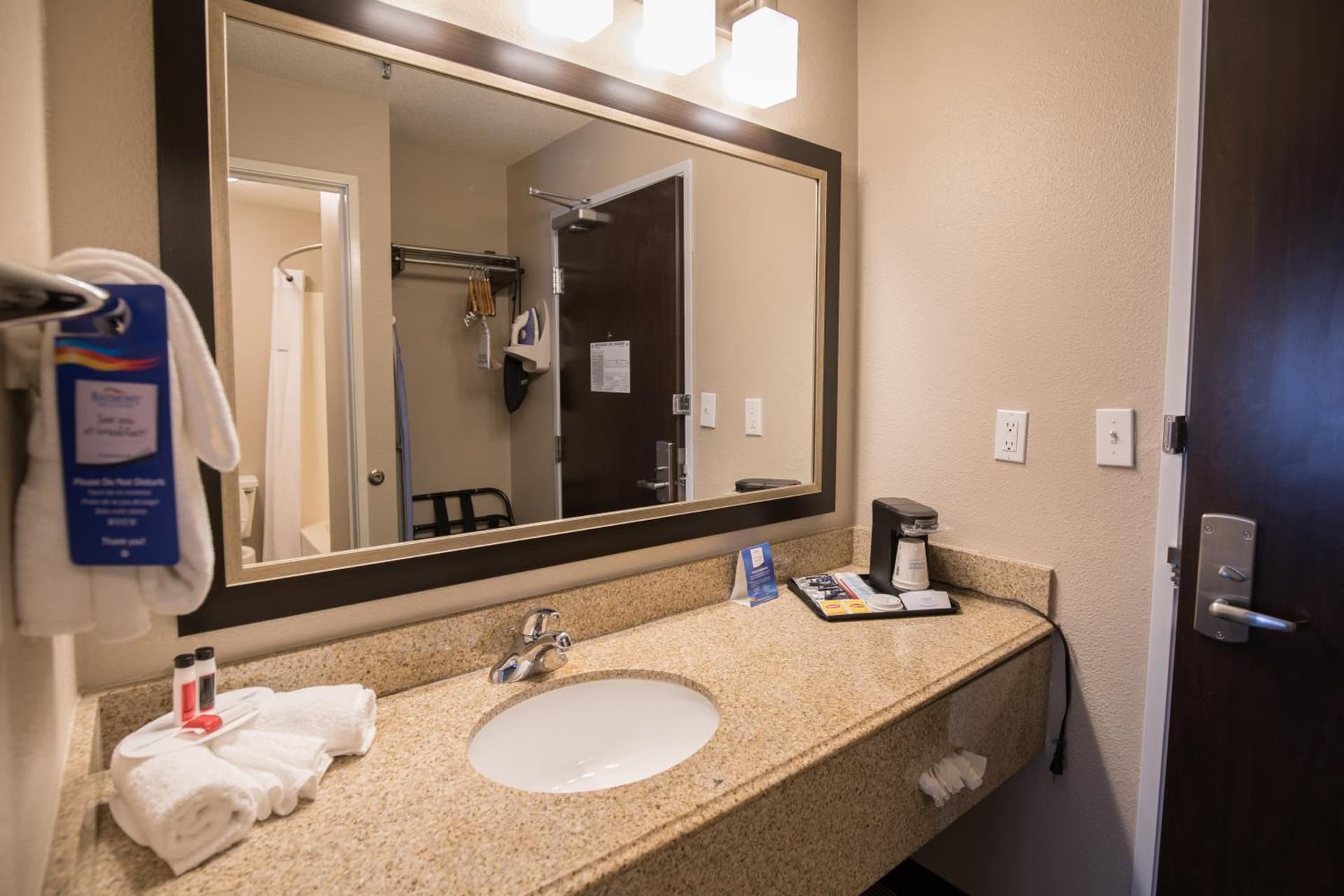 Baymont by Wyndham Detroit Airport/Romulus property views in Romulus, MI — gallery photo 3