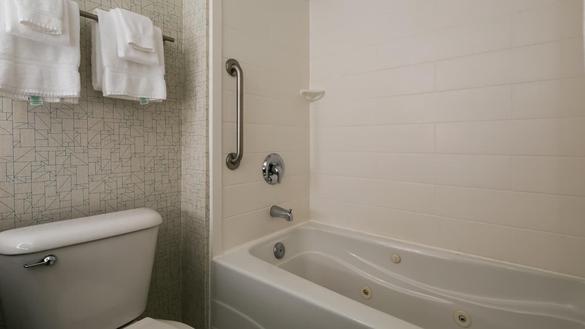 Holiday Inn Express Hotel & Suites Everett by IHG interior in Everett, WA — gallery photo 2