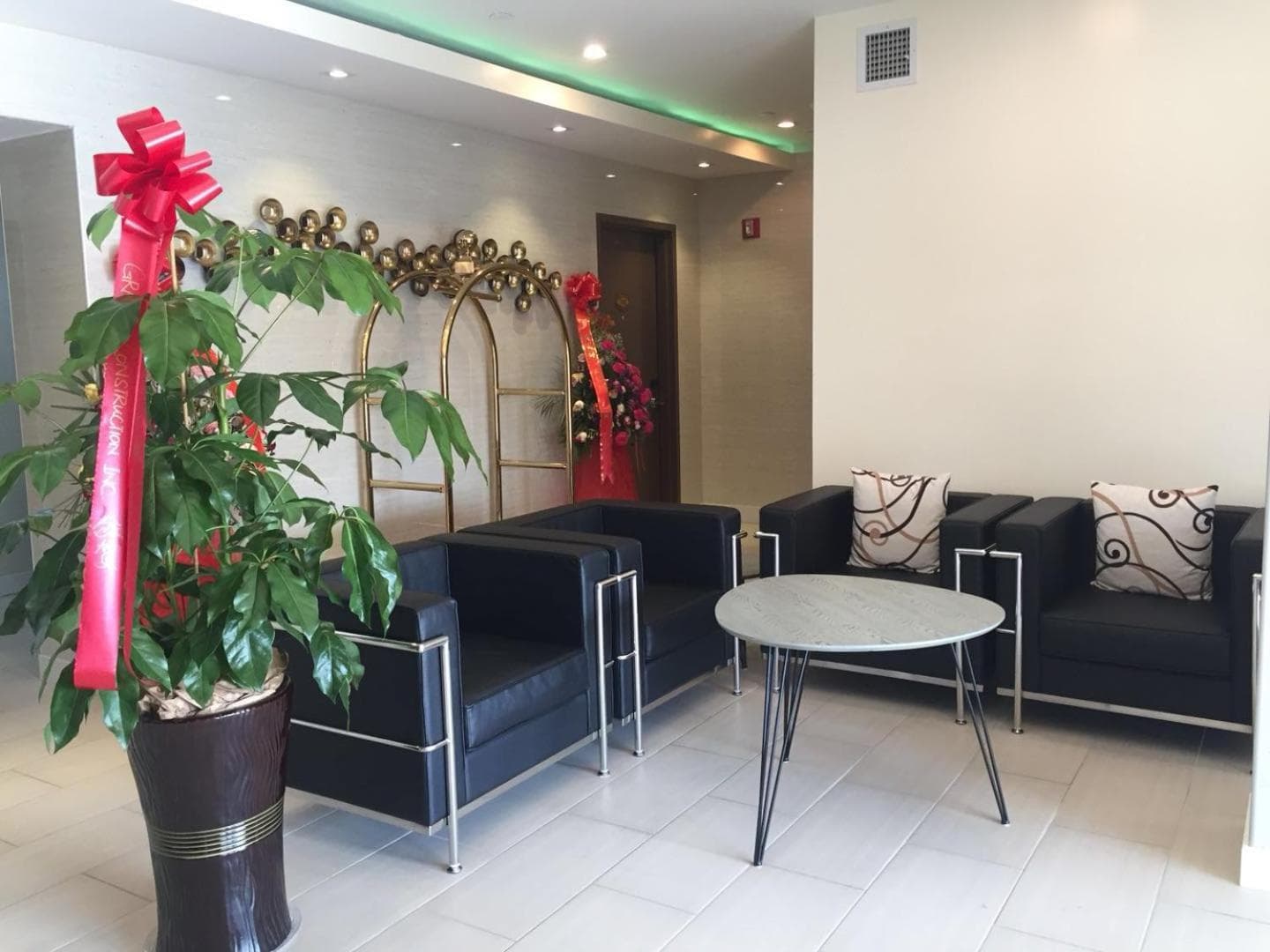 The Queens Hotel gallery photo in Queens, NY — image 6