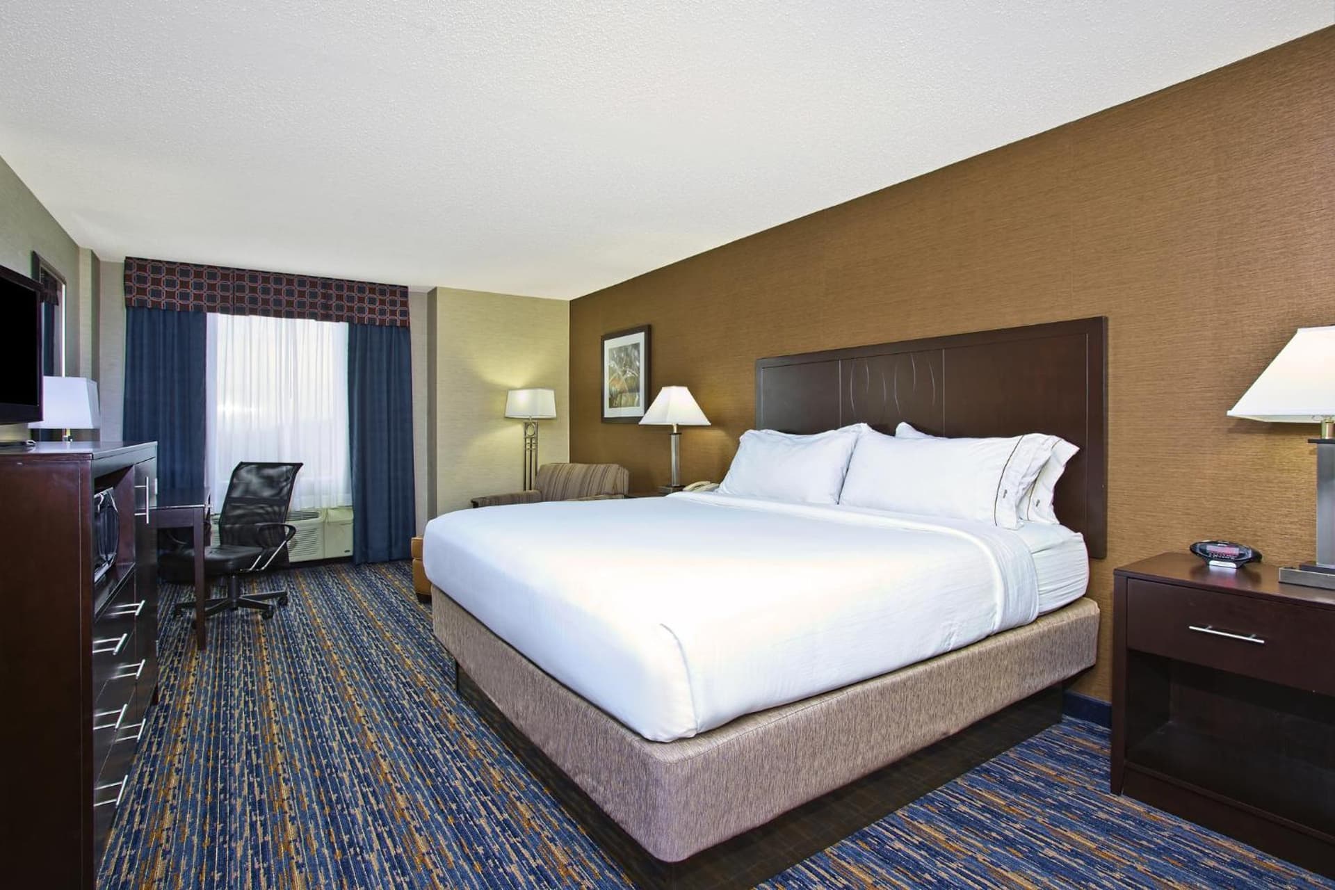 Holiday Inn Express and Suites Pittsburgh West Mifflin by IHG interior in West Mifflin, PA — gallery photo 2