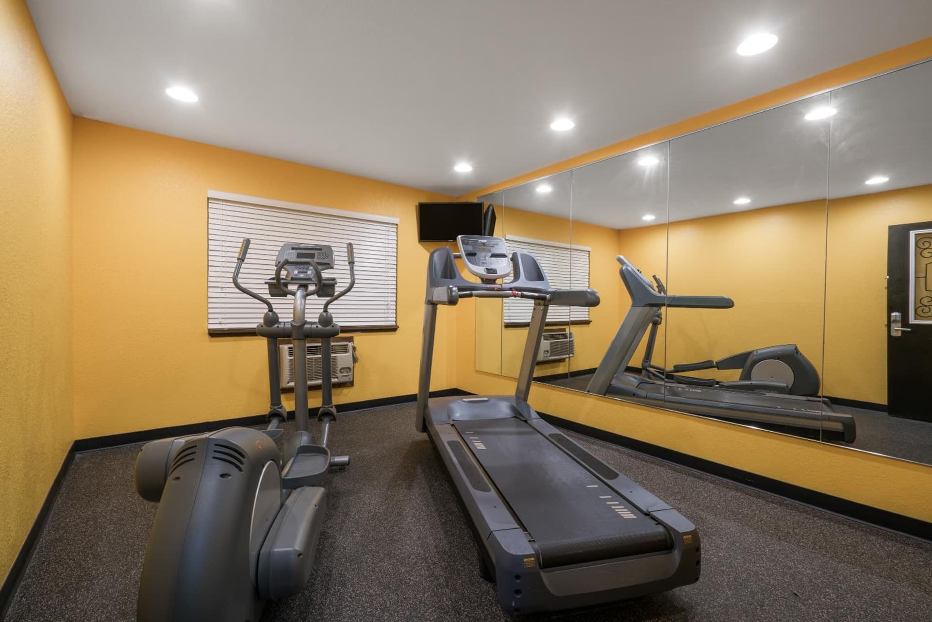 Super 8 by Wyndham Rochester Mayo Clinic Area interior in Rochester, MN — gallery photo 2