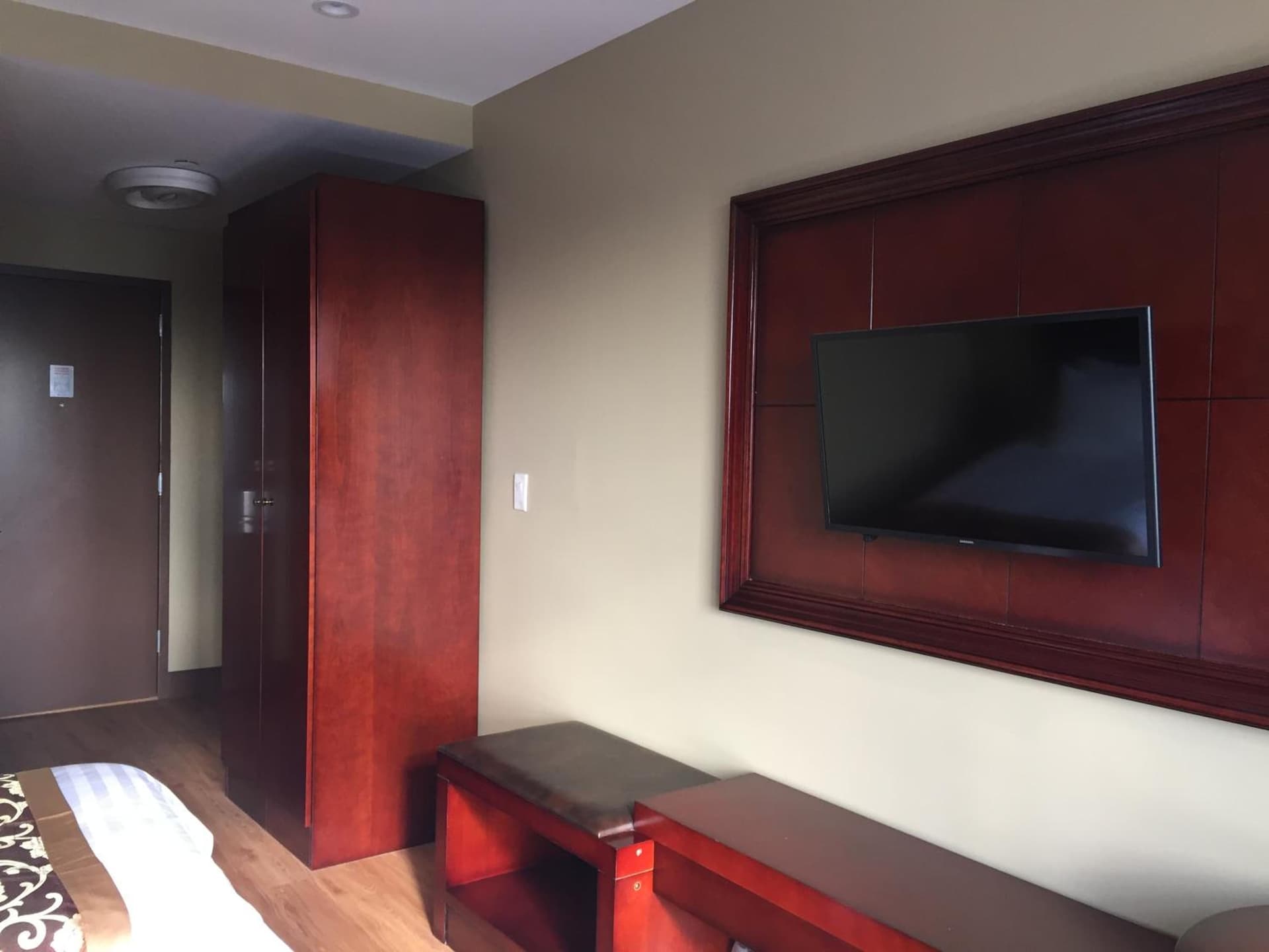 The Queens Hotel interior in Queens, NY — gallery photo 2