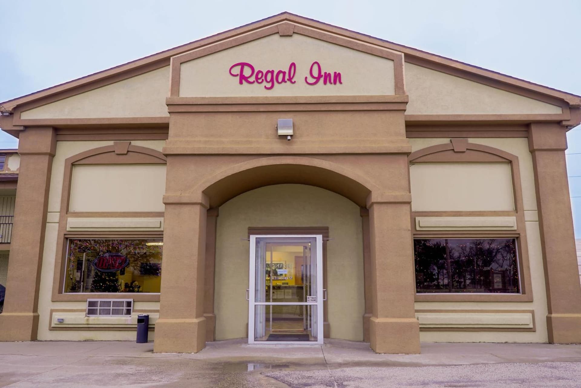 Regal Inn Coffeyville KS US 169 featured exterior or lobby in Coffeyville, KS — similar hotel