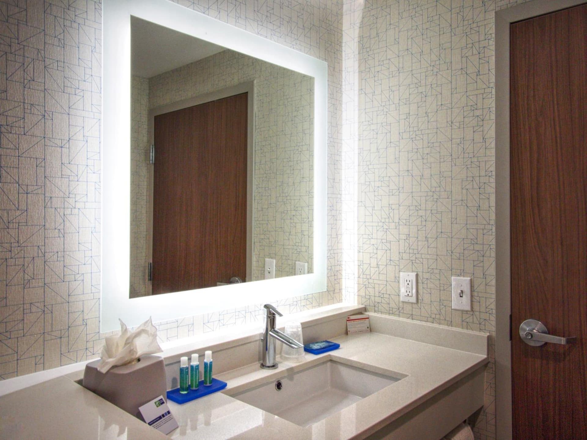 Holiday Inn Express & Suites Moore by IHG gallery photo in Moore, OK — image 63