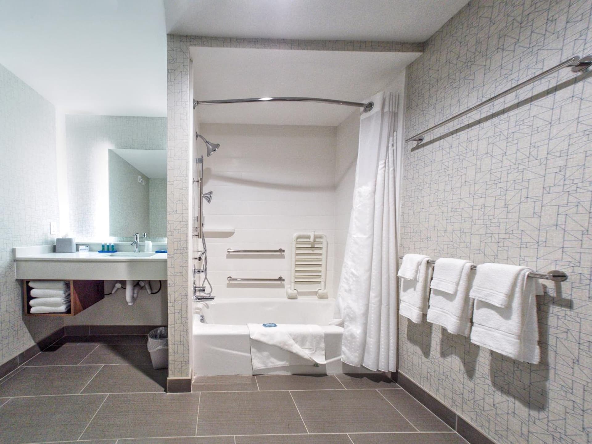 Holiday Inn Express & Suites Moore by IHG gallery photo in Moore, OK — image 57