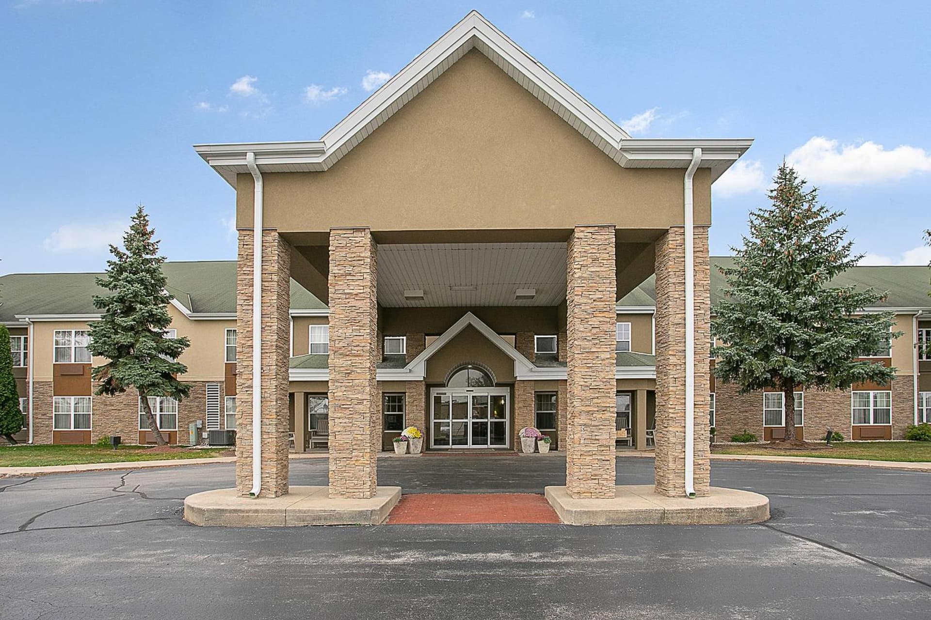 Country Inn & Suites by Radisson, Green Bay, WI featured exterior or lobby in Ashwaubenon, WI — similar hotel