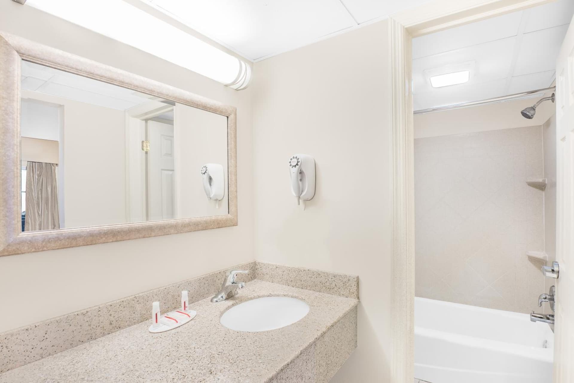 Days Inn by Wyndham Springfield/Phil.Intl Airport gallery photo in Springfield — image 9