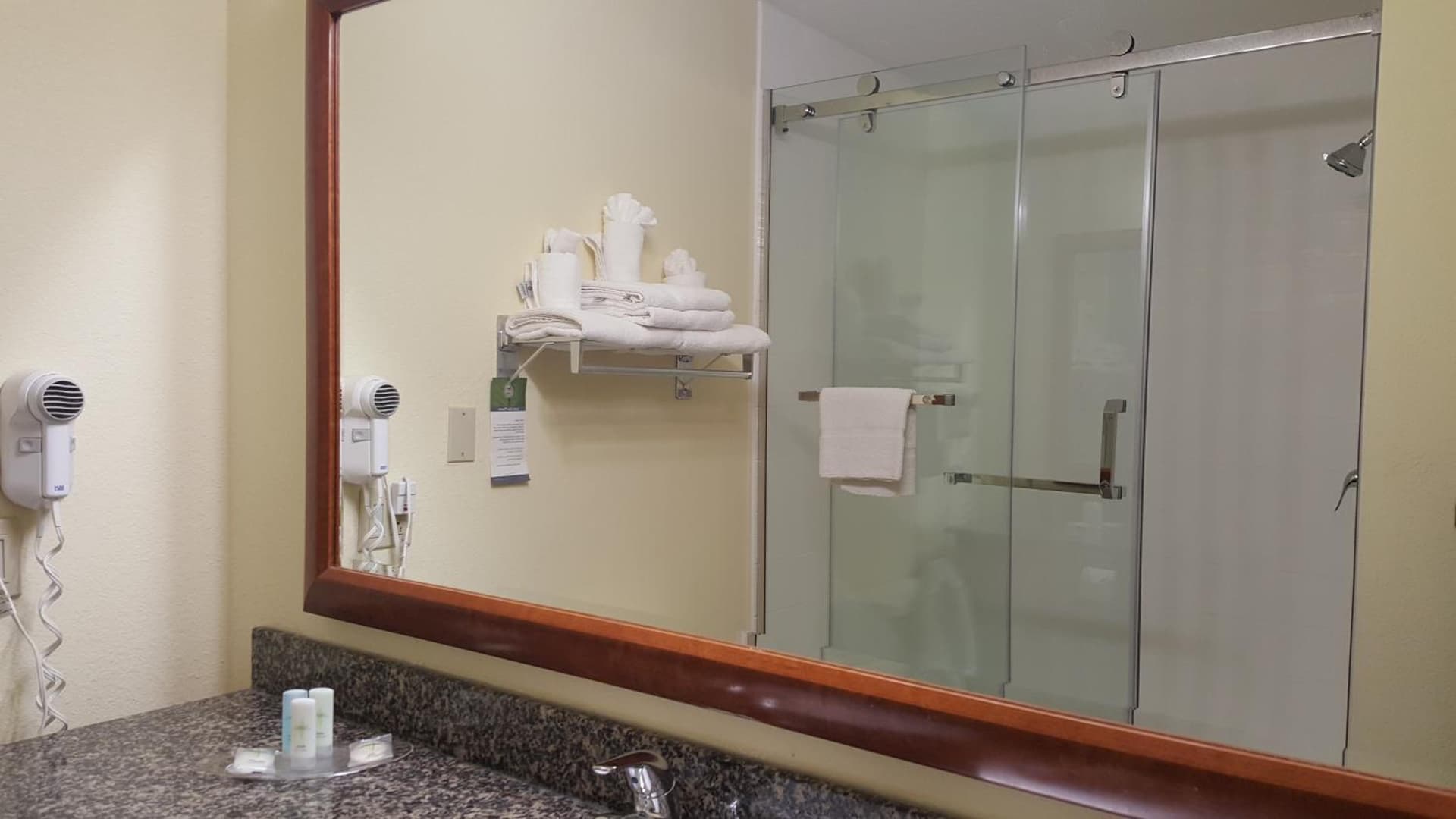 Baymont by Wyndham Marion interior in Marion, IL — gallery photo 2