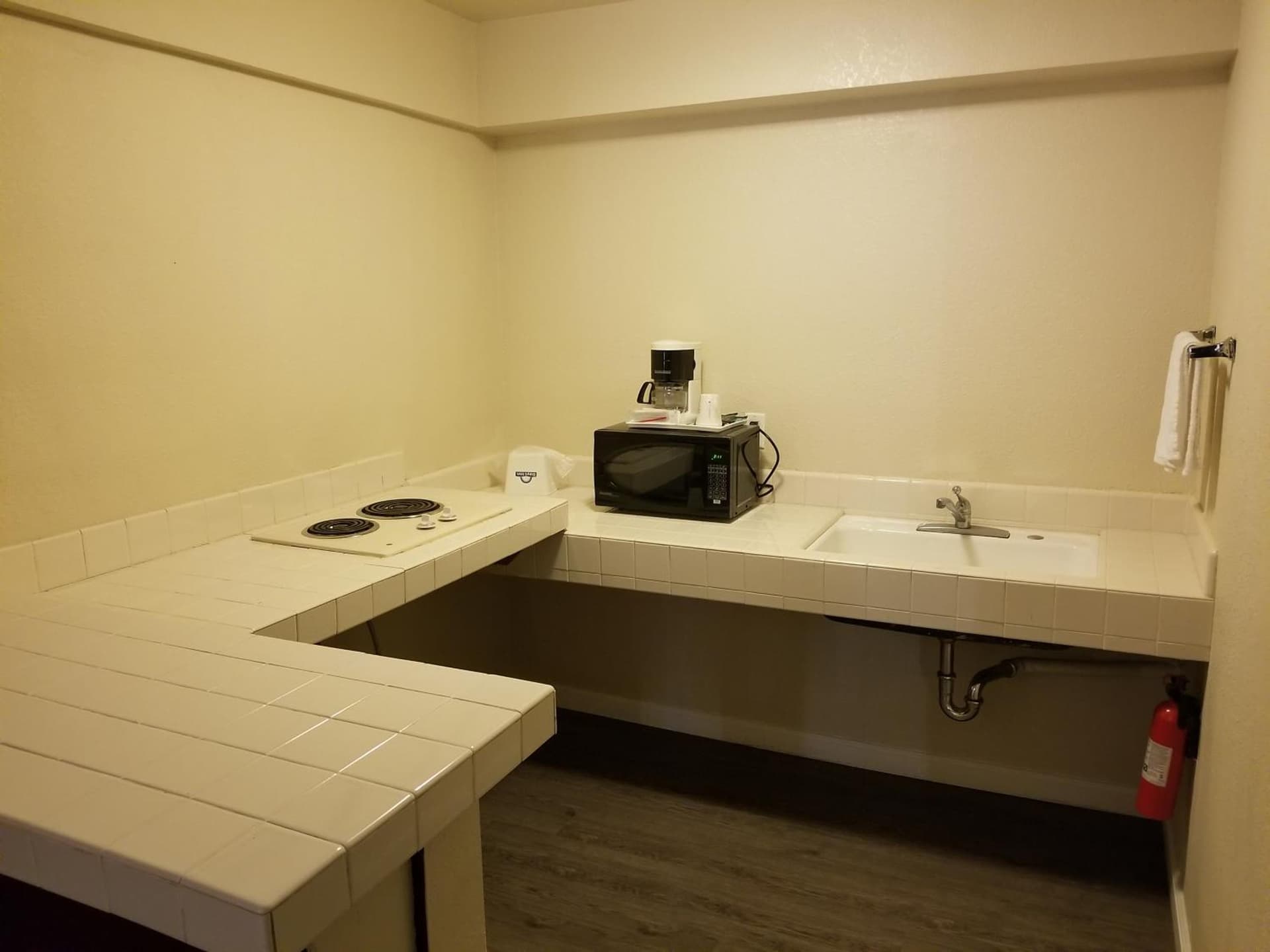 Mission Inn and Suites property views in Hayward, CA — gallery photo 3