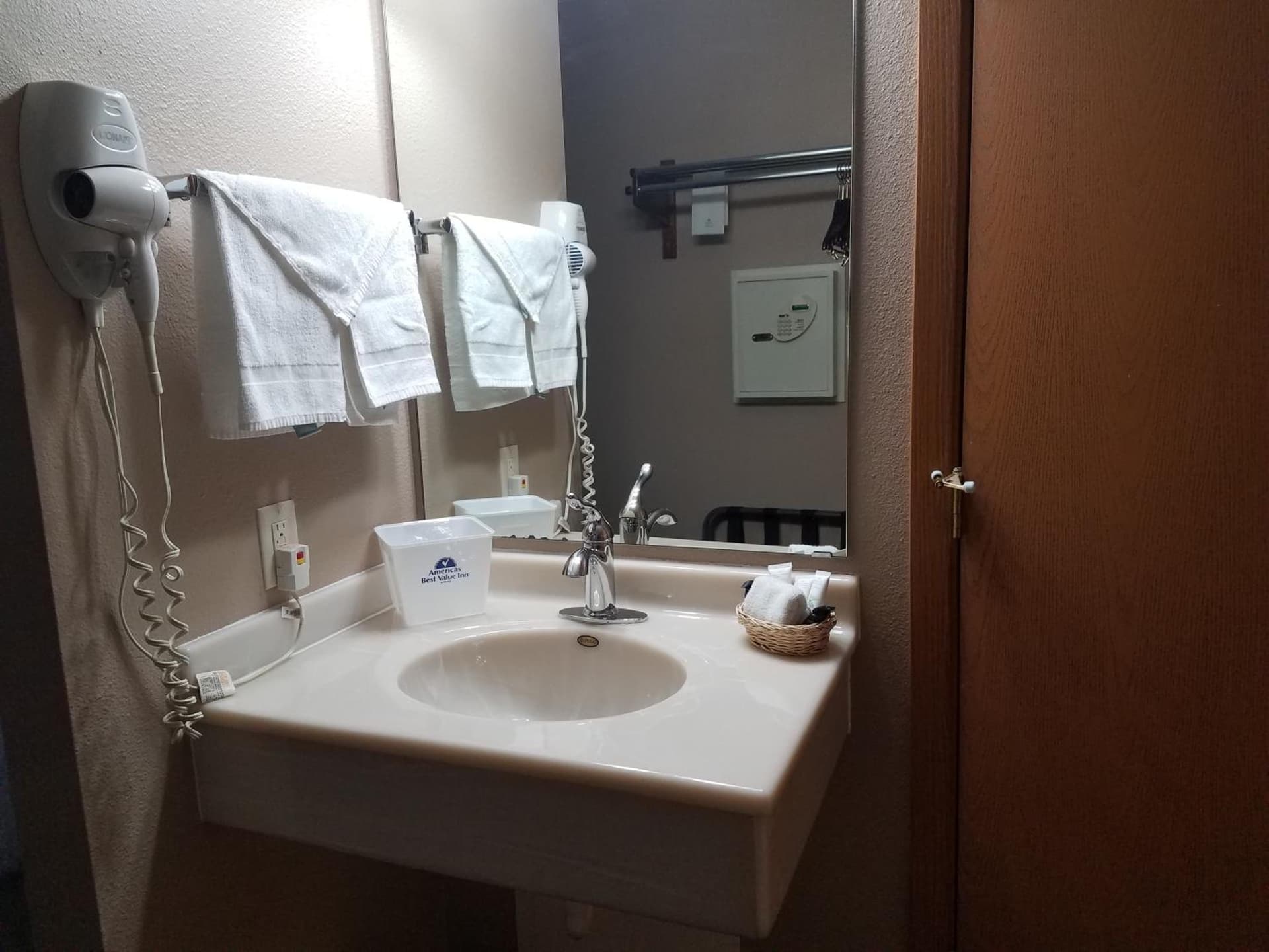 Americas Best Value Inn and Suites Bismarck gallery photo in Bismarck, ND — image 14