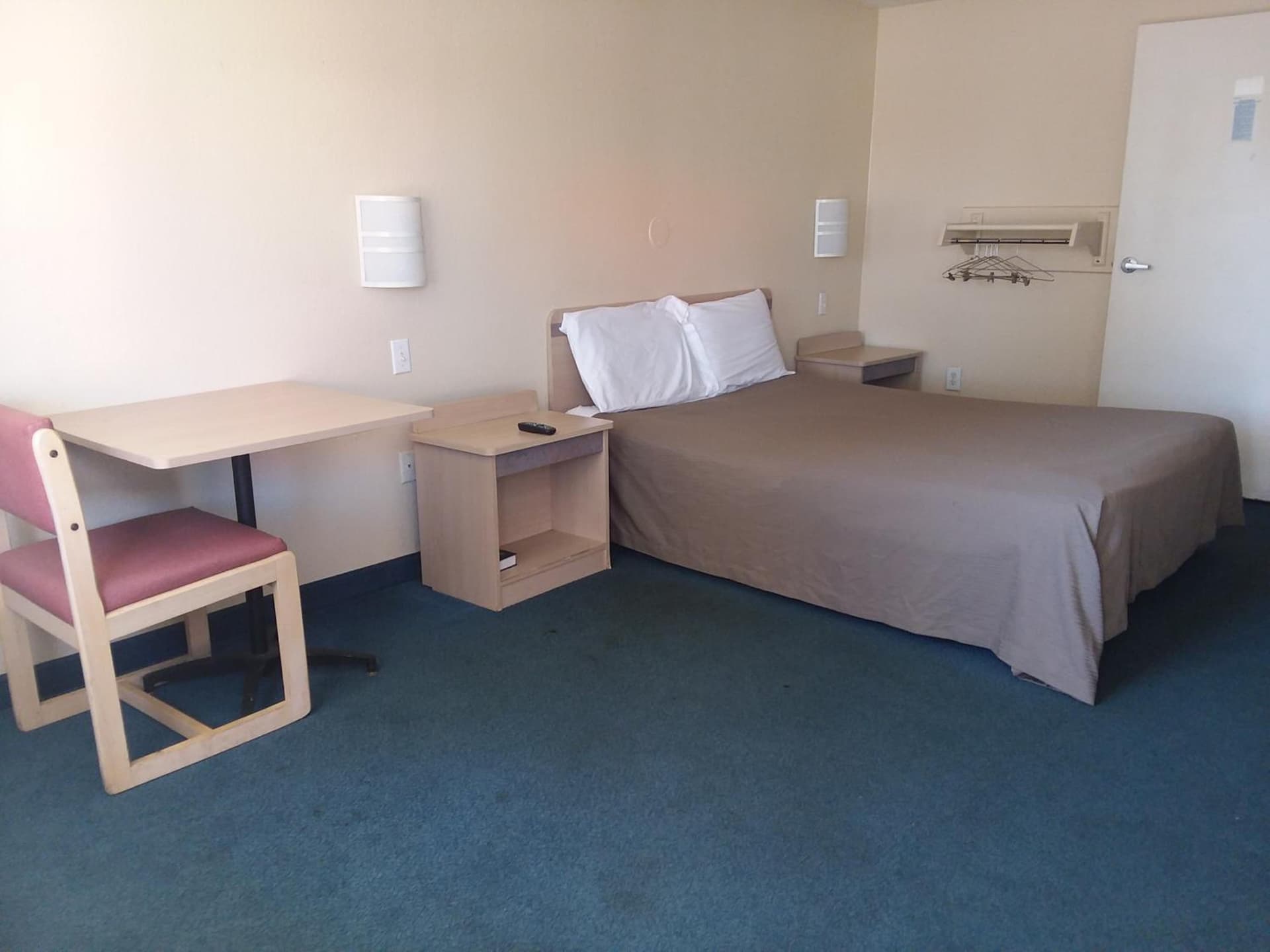 Knights Inn Burlington NC interior in Burlington, NC — gallery photo 2