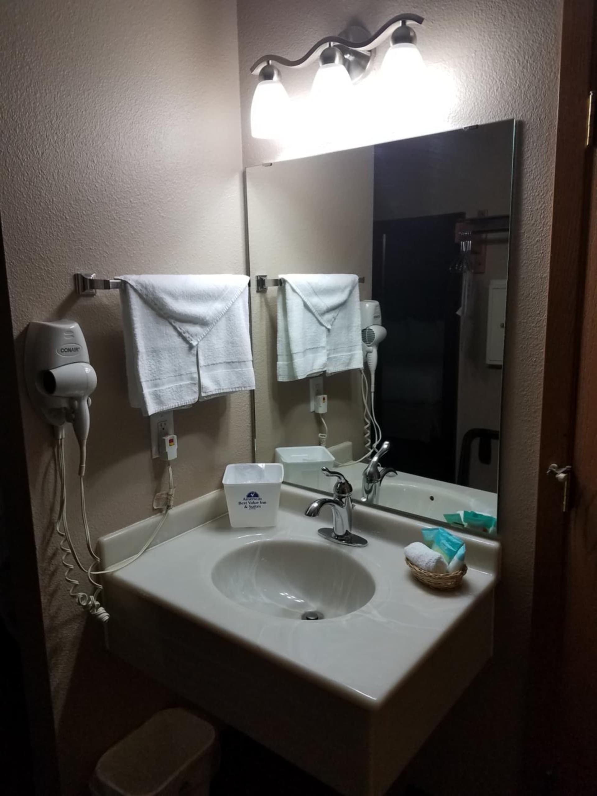 Americas Best Value Inn and Suites Bismarck gallery photo in Bismarck, ND — image 21