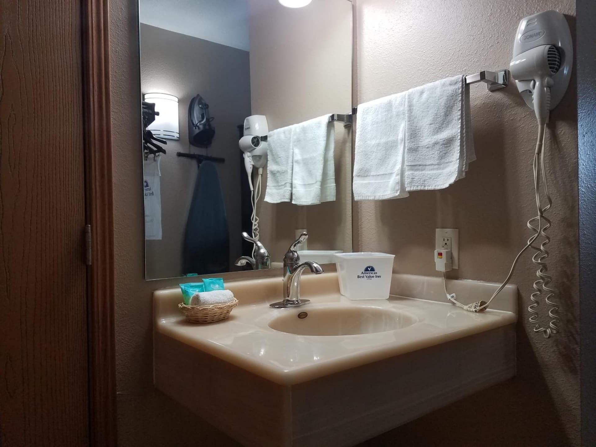 Americas Best Value Inn and Suites Bismarck gallery photo in Bismarck, ND — image 24
