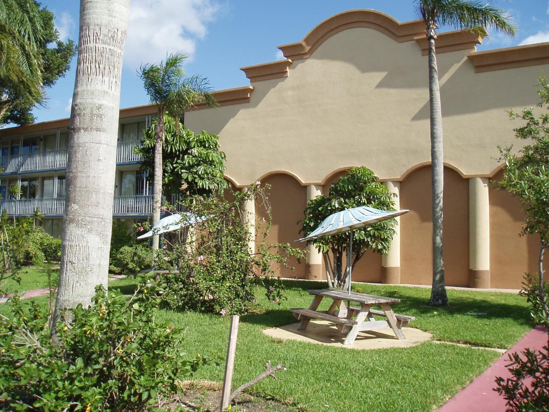 Red Carpet Inn Airport and Cruise Port Hotel Fort Lauderdale gallery photo in Fort Lauderdale, FL — image 8