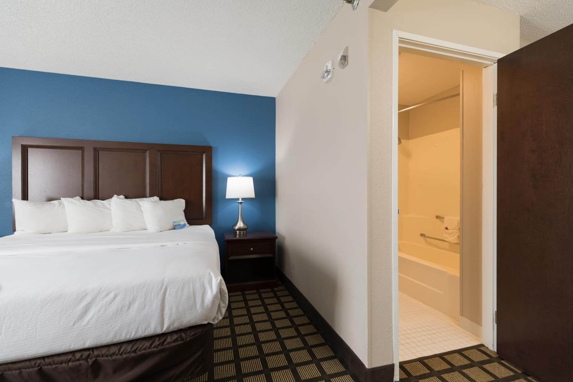 Baymont by Wyndham Detroit Airport/Romulus interior in Romulus, MI — gallery photo 2