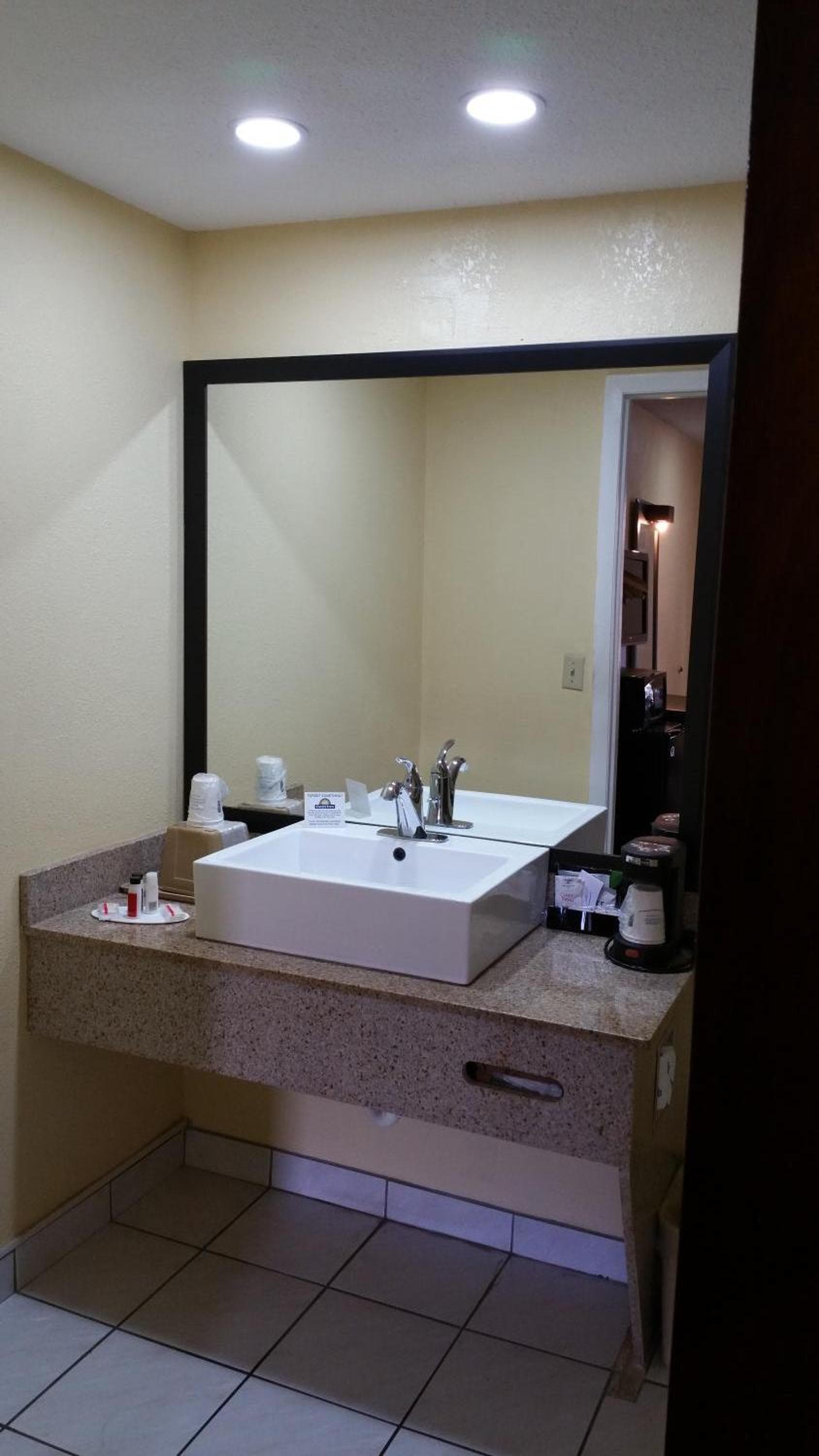 Days Inn by Wyndham St. Petersburg Central gallery photo in St Petersburg, FL — image 50