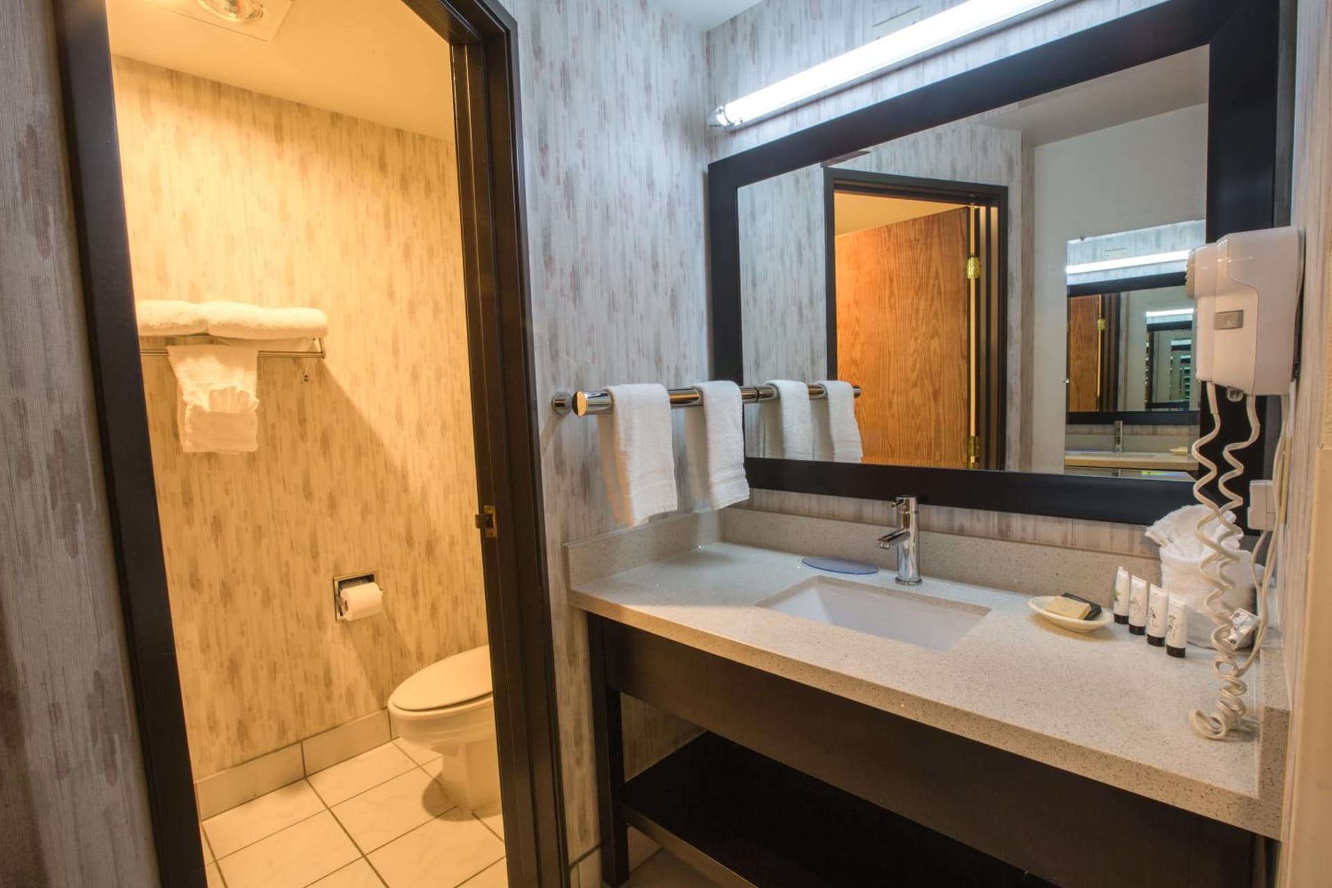 Bridgeway Inn & Suites - Portland Airport gallery photo in Gresham, OR — image 16