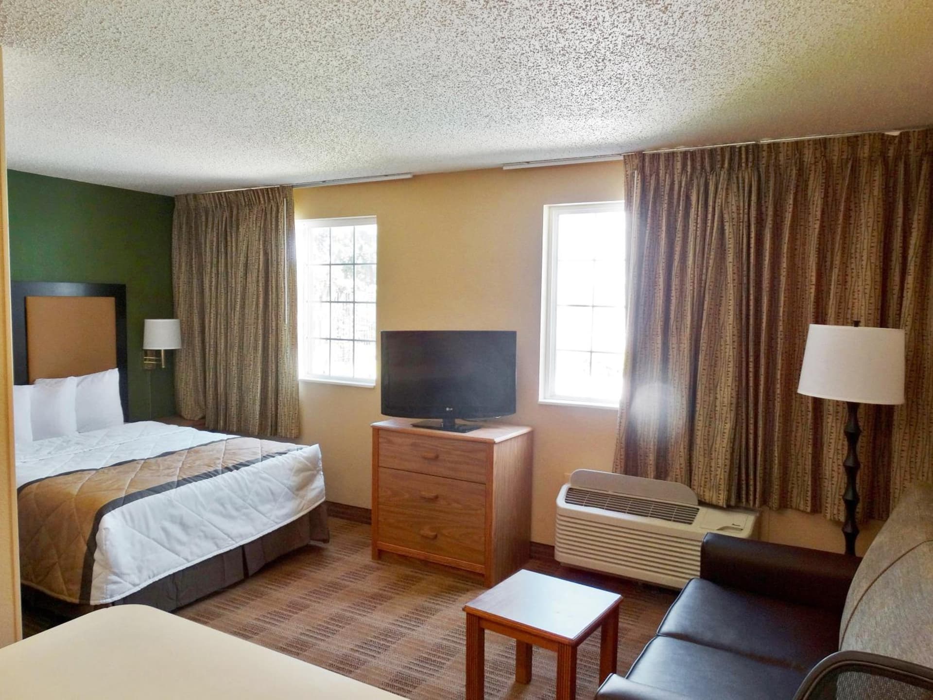Extended Stay America Select Suites - Denver - Tech Center South - Greenwood Village interior in Centennial, CO — gallery photo 2