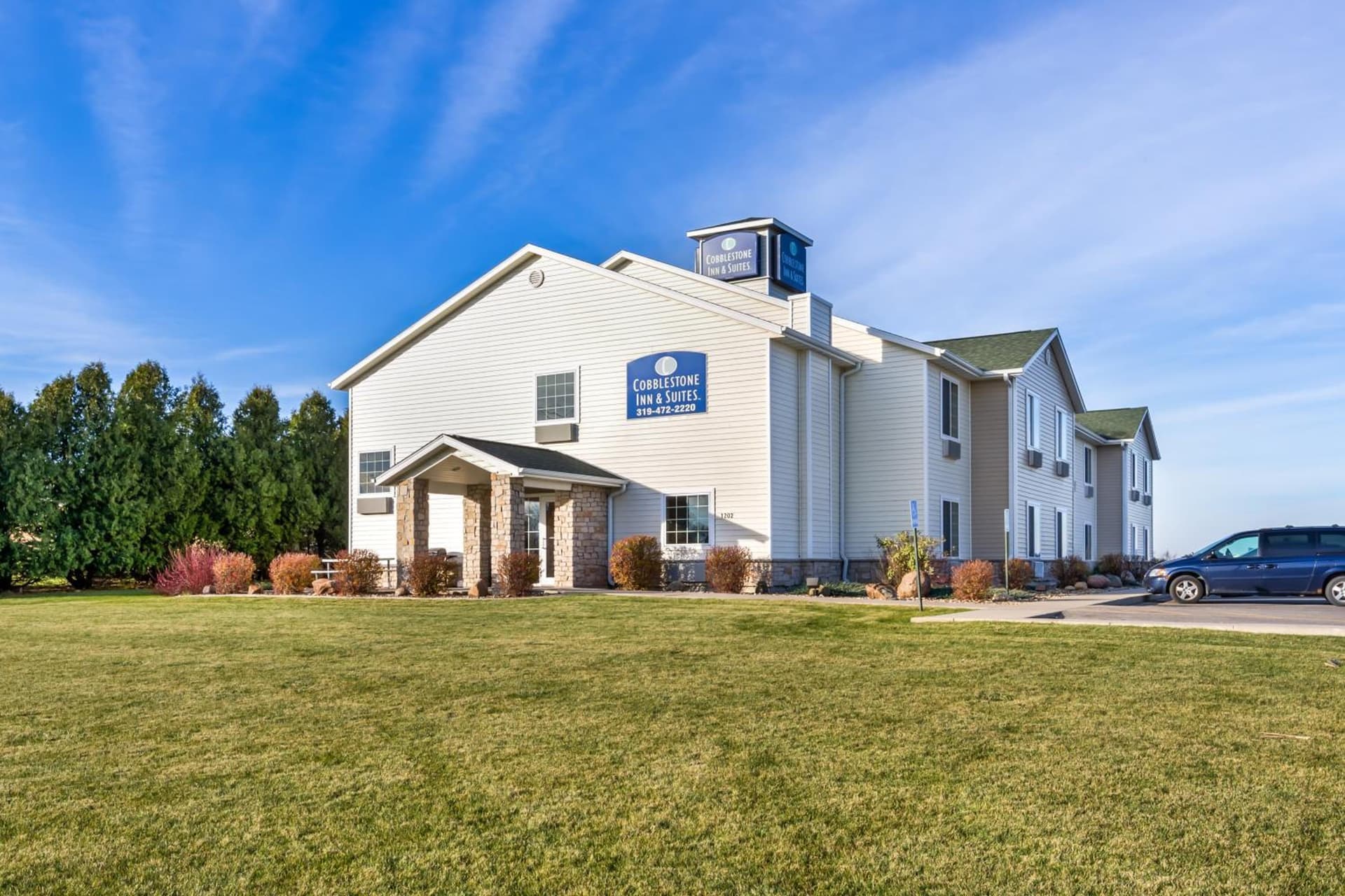 Cobblestone Inn & Suites - Vinton, IA featured exterior or lobby in Vinton, IA — similar hotel