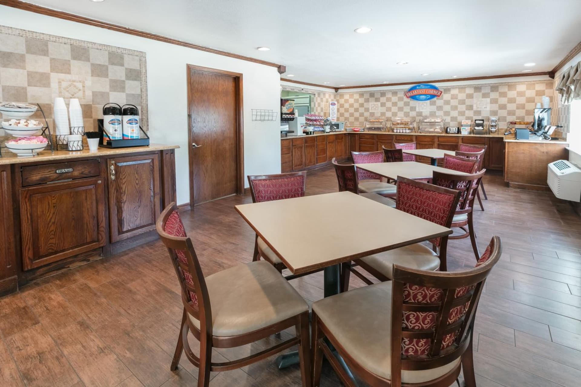 Baymont by Wyndham Arlington At Six Flags Dr interior in Arlington, TX — gallery photo 2