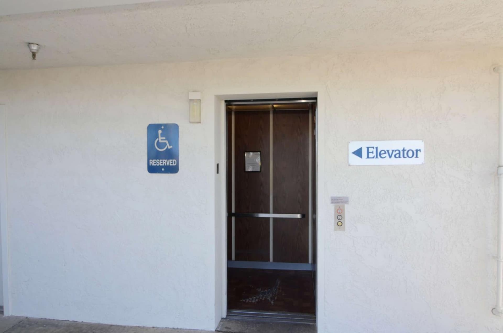 Motel 6-Twentynine Palms, CA interior in Twentynine Palms, CA — gallery photo 2