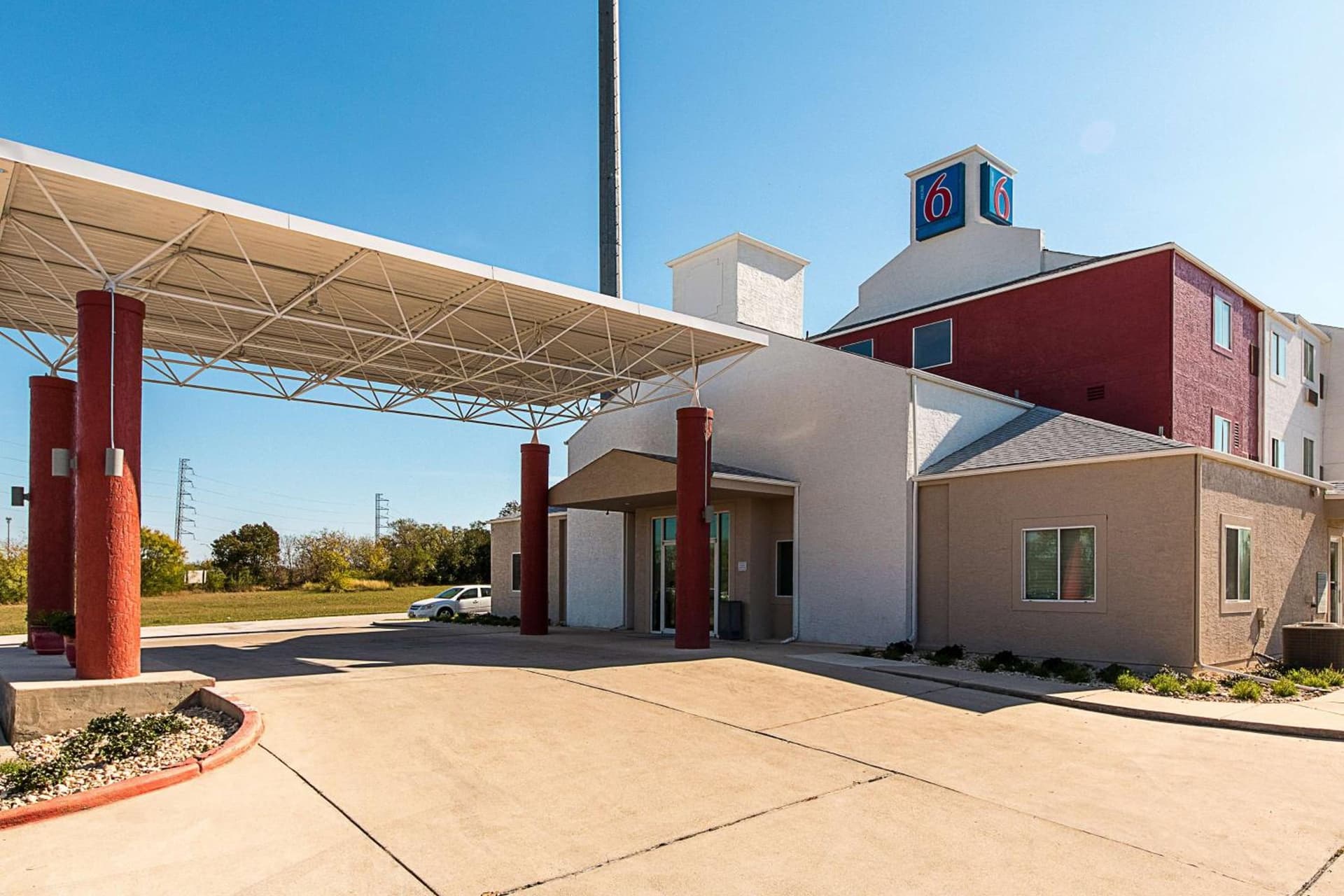 Motel 6-San Antonio, TX - Downtown - Alamo Dome featured exterior or lobby in San Antonio, TX — similar hotel