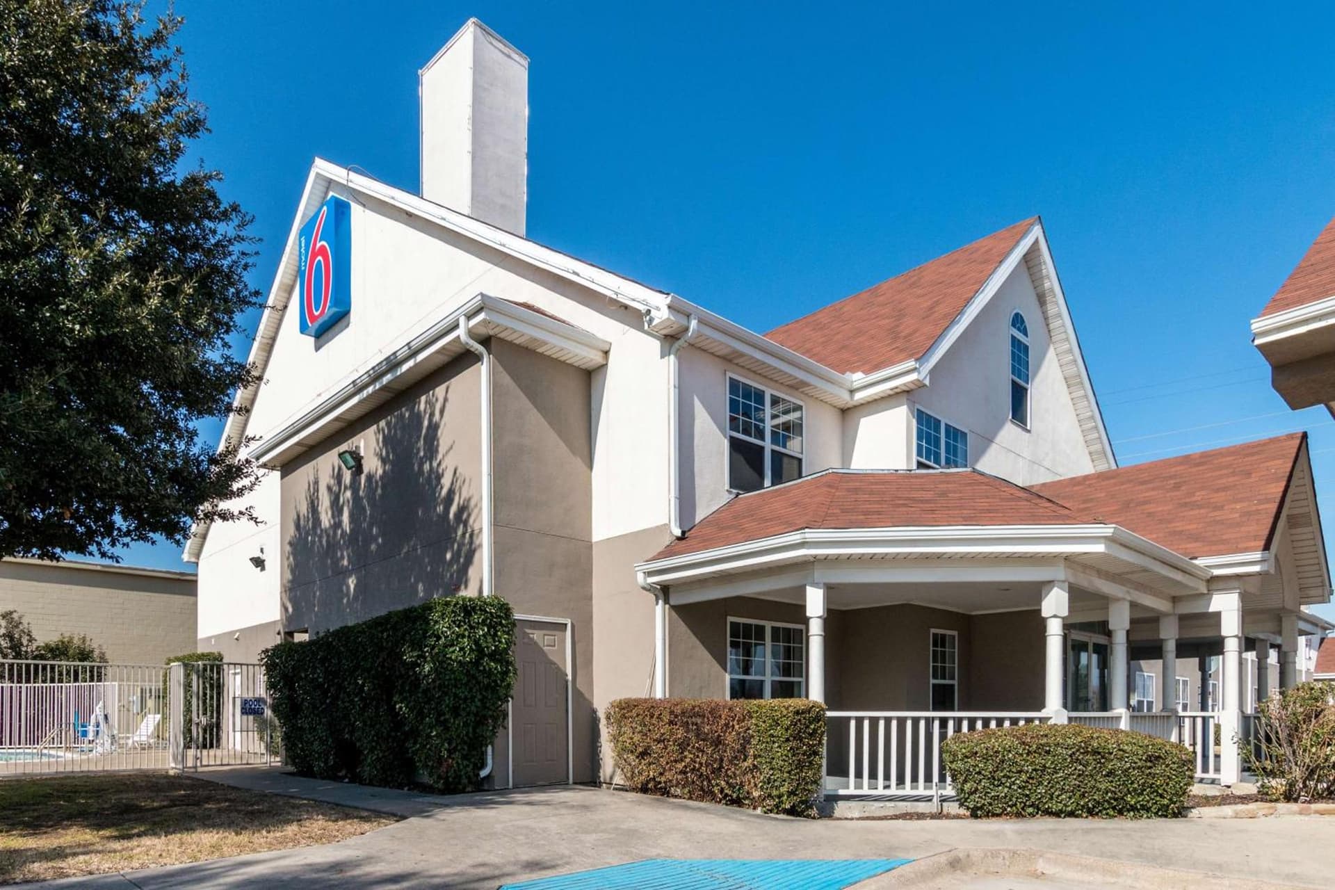 Motel 6-North Richland Hills, TX - Rufe Snow interior in North Richland Hills, TX — gallery photo 2