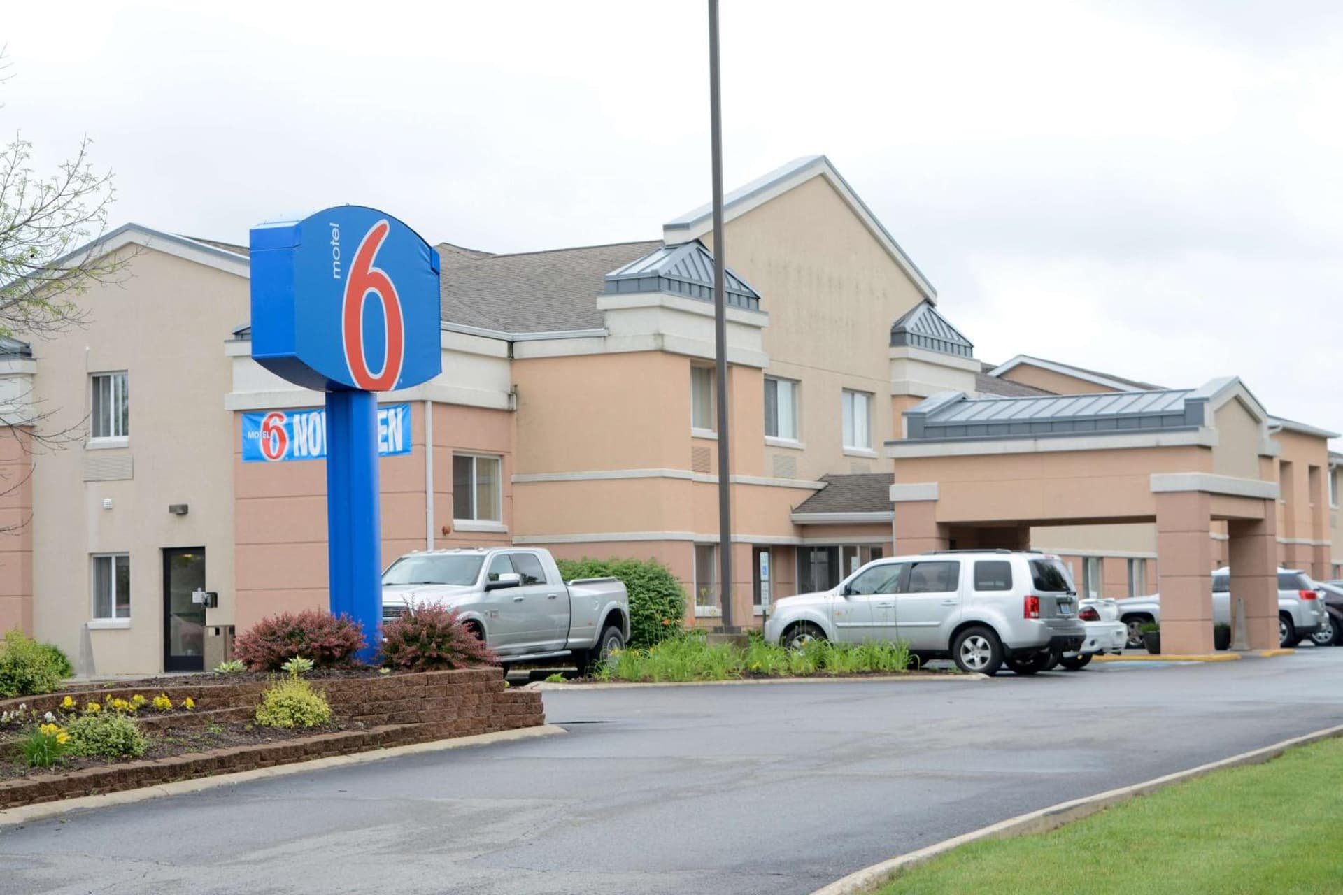 Motel 6-Anderson, IN featured exterior or lobby in Anderson, IN — similar hotel