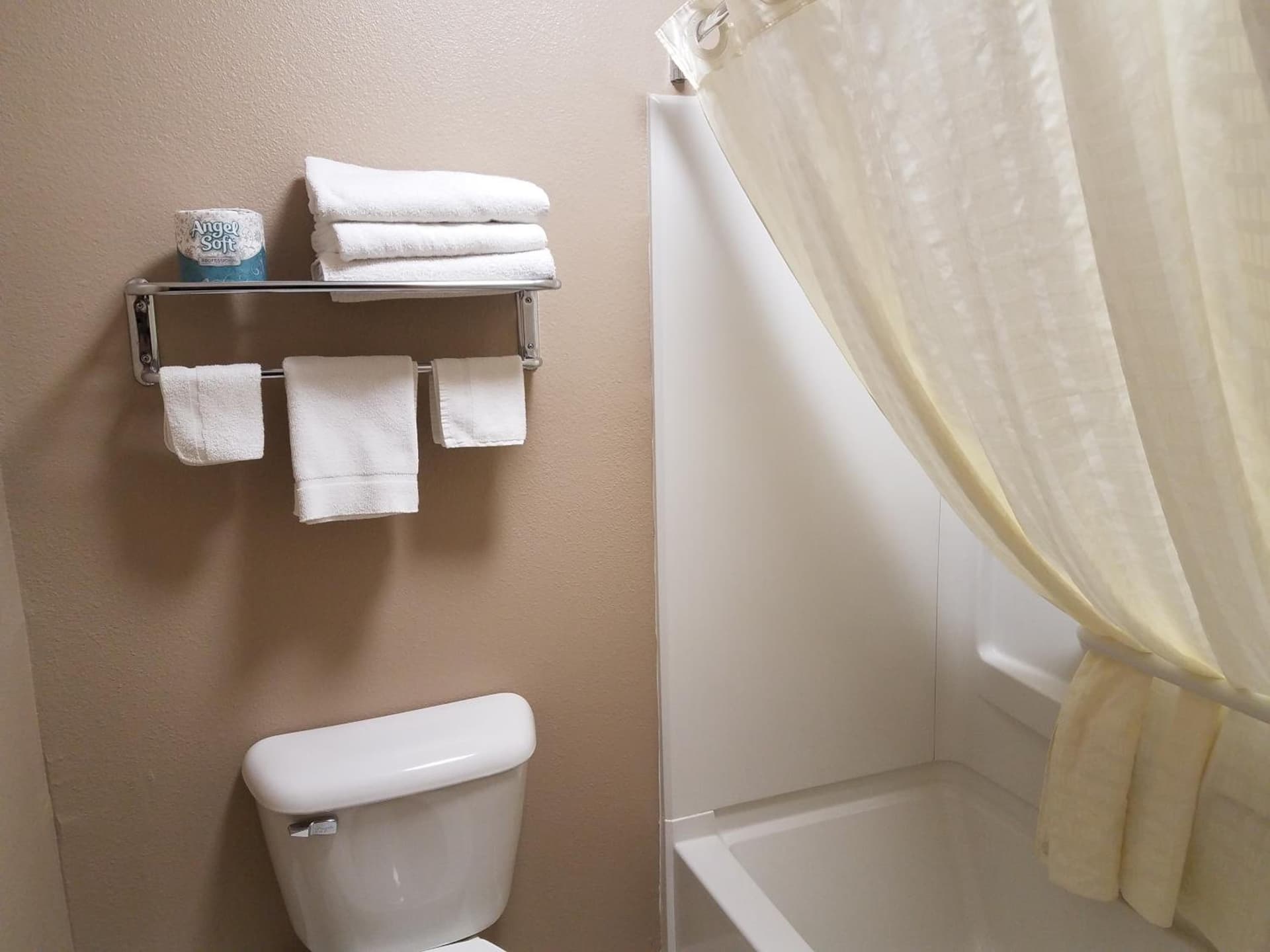 Americas Best Value Inn and Suites Bismarck gallery photo in Bismarck, ND — image 17