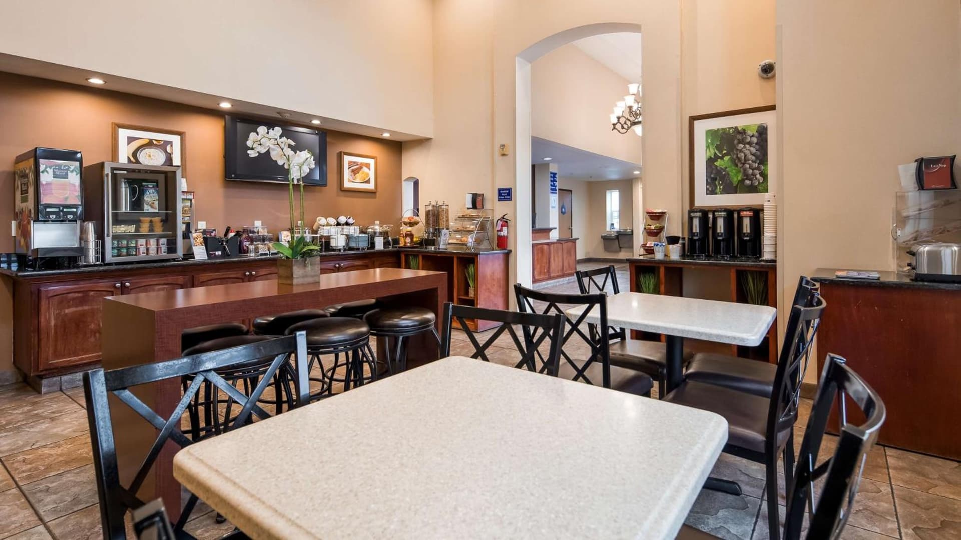 Best Western I-5 Inn & Suites property views in Lodi, CA — gallery photo 3