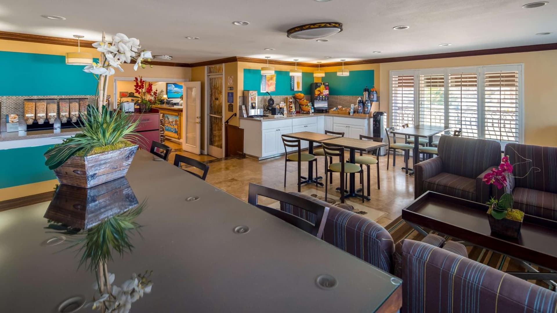 Best Western Harbour Inn & Suites Huntington - Sunset Beach interior in Huntington Beach, CA — gallery photo 2