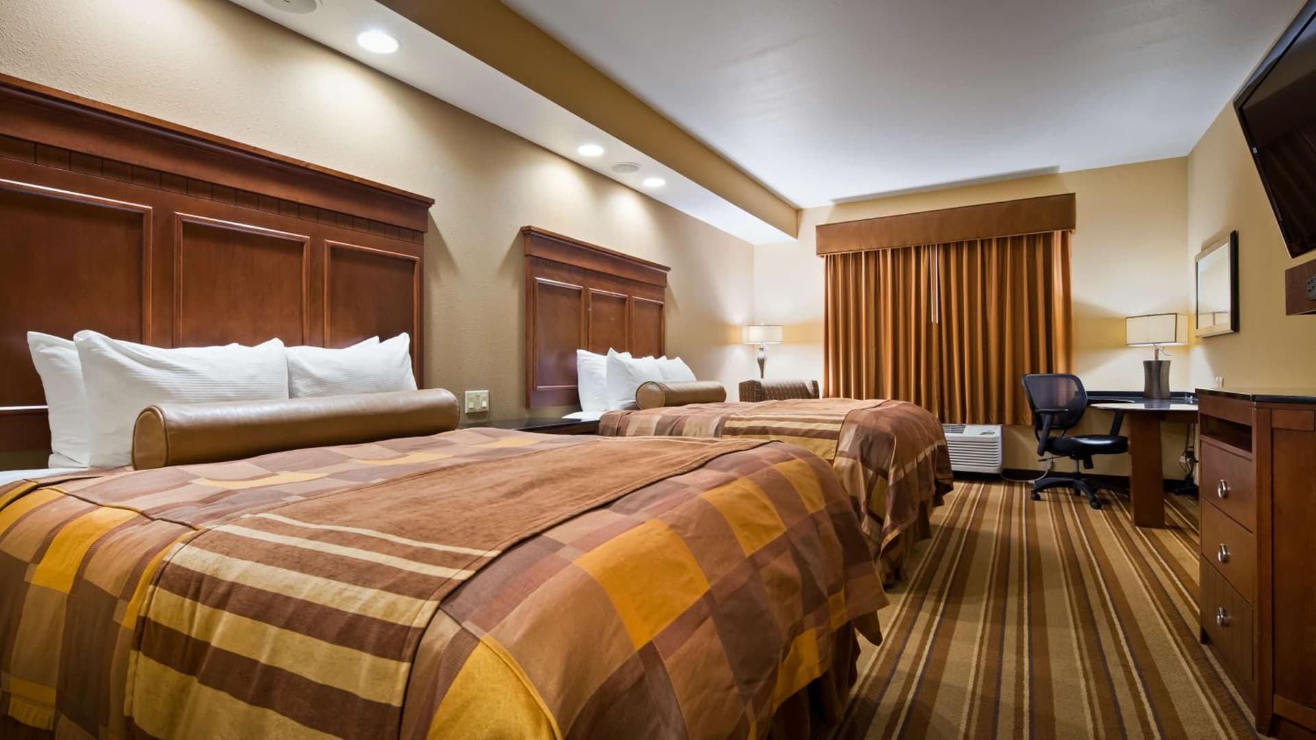 Best Western Plus KC Speedway Inn & Suites property views in Kansas City, KS — gallery photo 3