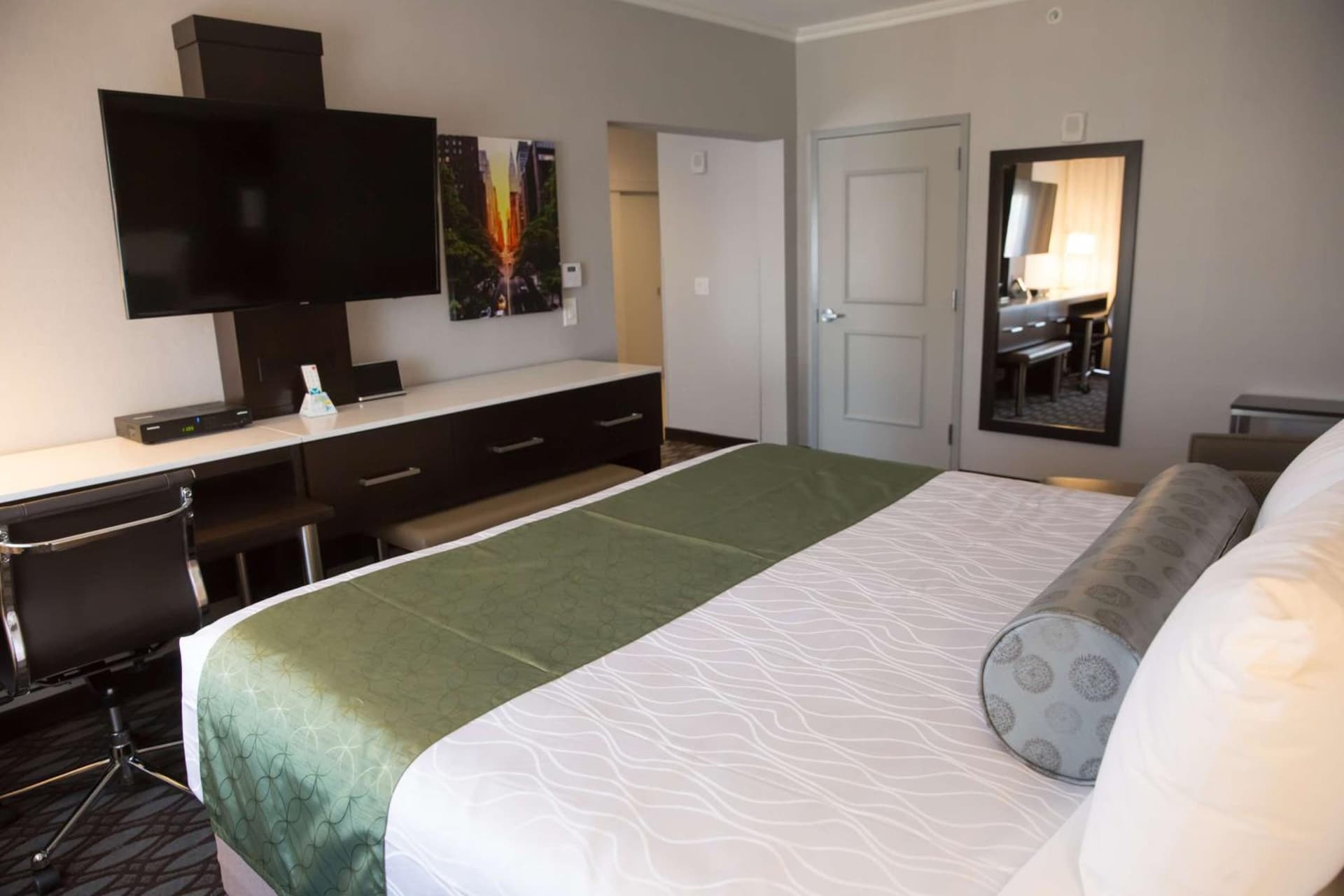 Best Western Premier NYC Gateway Hotel property views in North Bergen — gallery photo 3