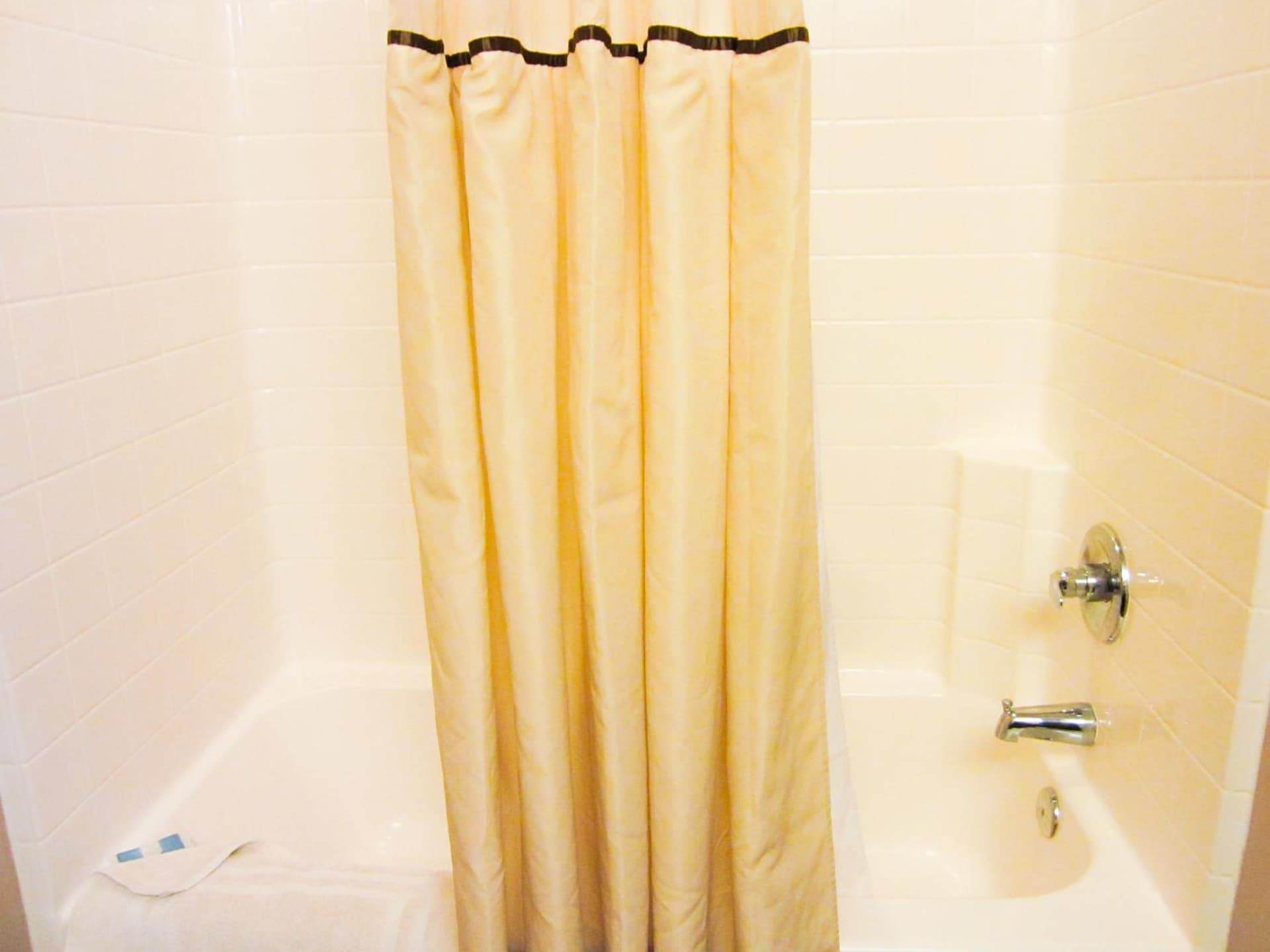 Bell's Extended Stay and Suites interior in Saint Robert, MO — gallery photo 2