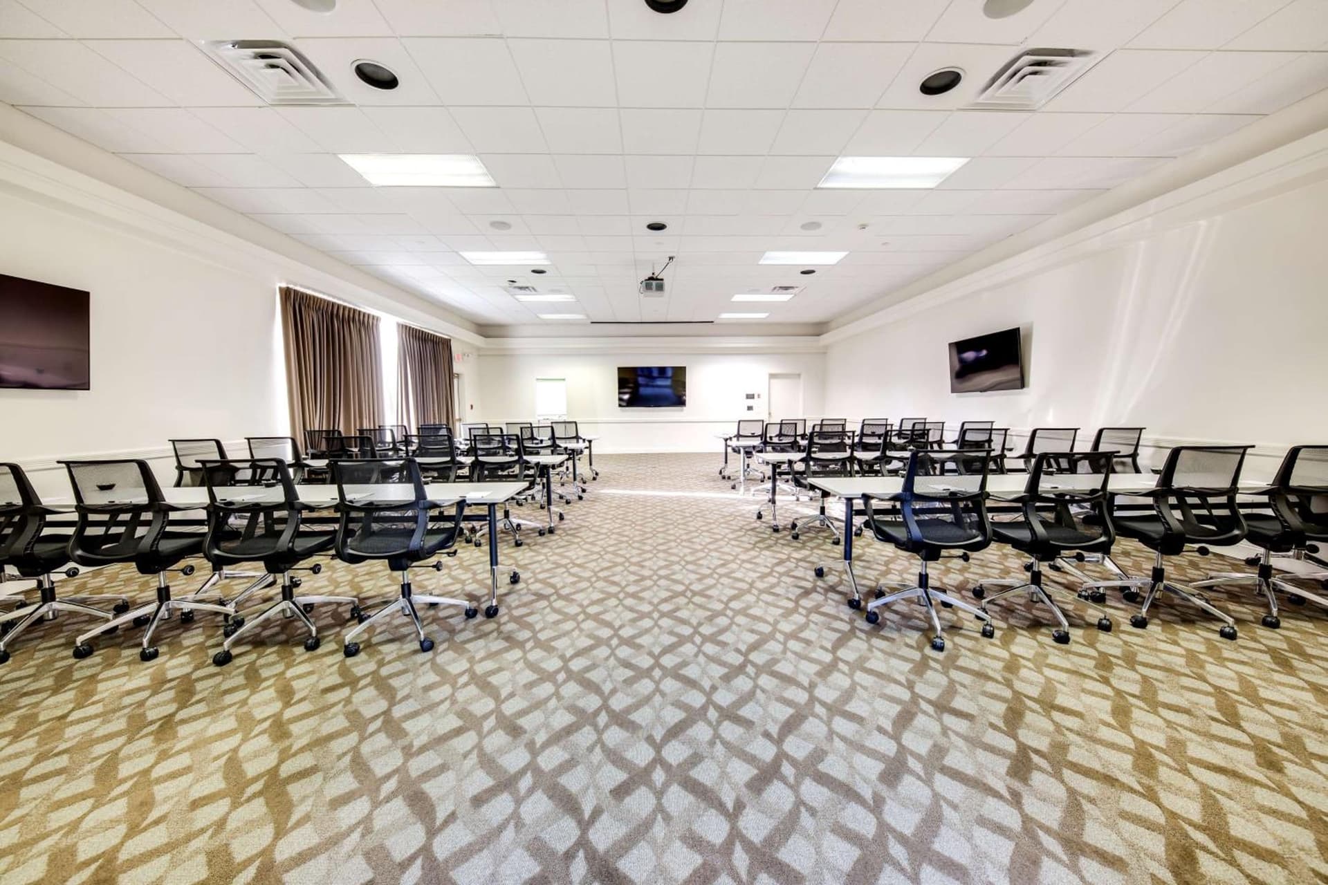 Heritage Hotel, Golf & Conference Center gallery photo in Southbury, CT — image 7