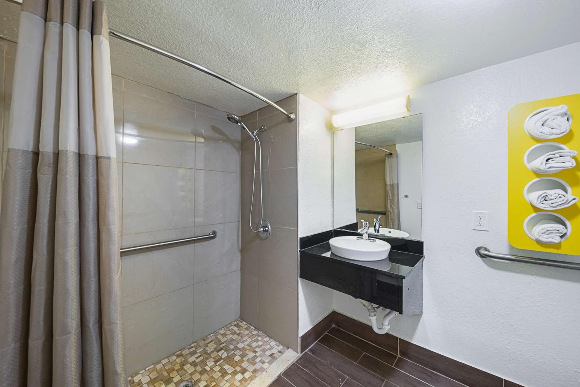 Motel 6-Grand Prairie, TX - Interstate 30 interior in Grand Prairie, TX — gallery photo 2