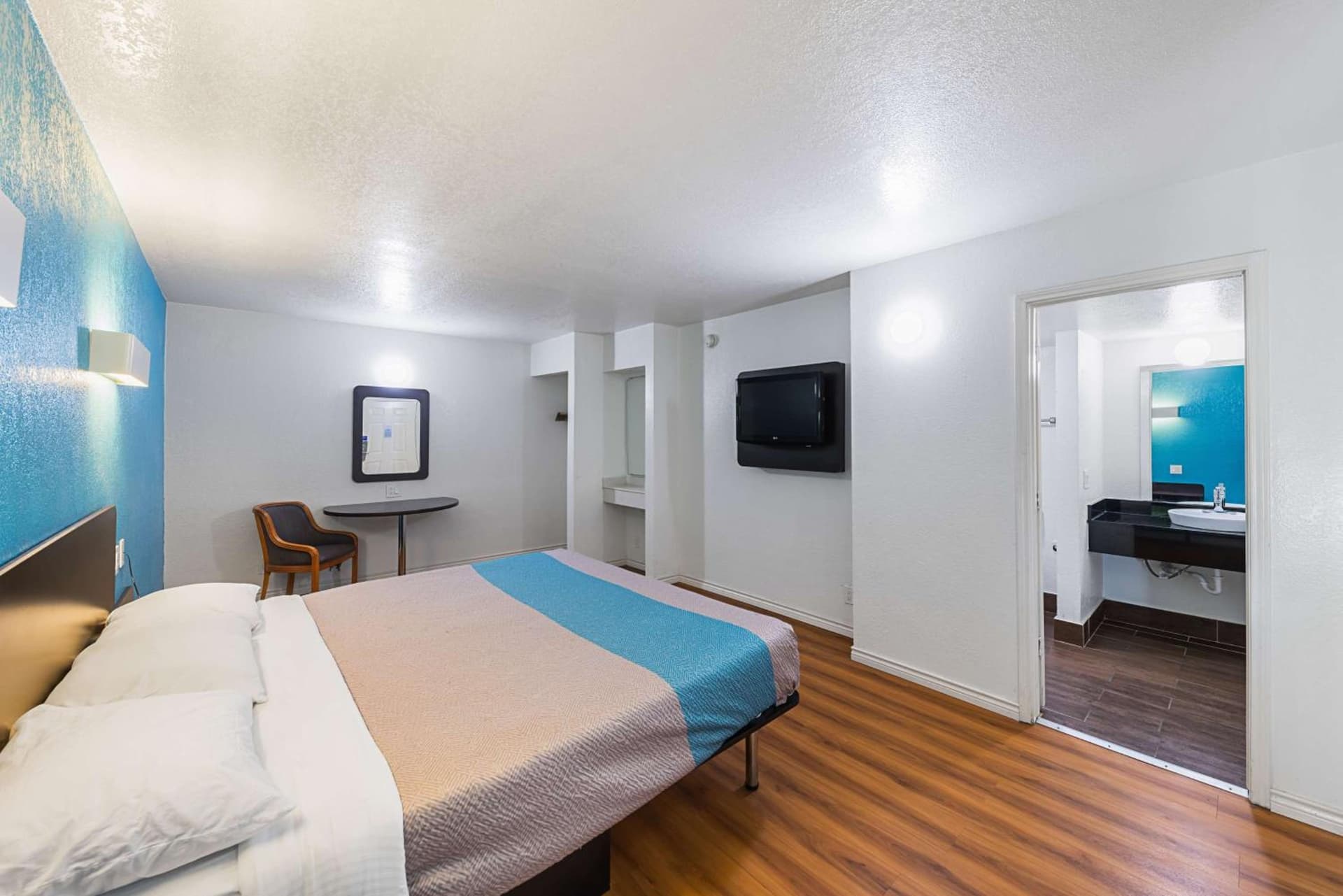 Motel 6-Grand Prairie, TX - Interstate 30 gallery photo in Grand Prairie, TX — image 14
